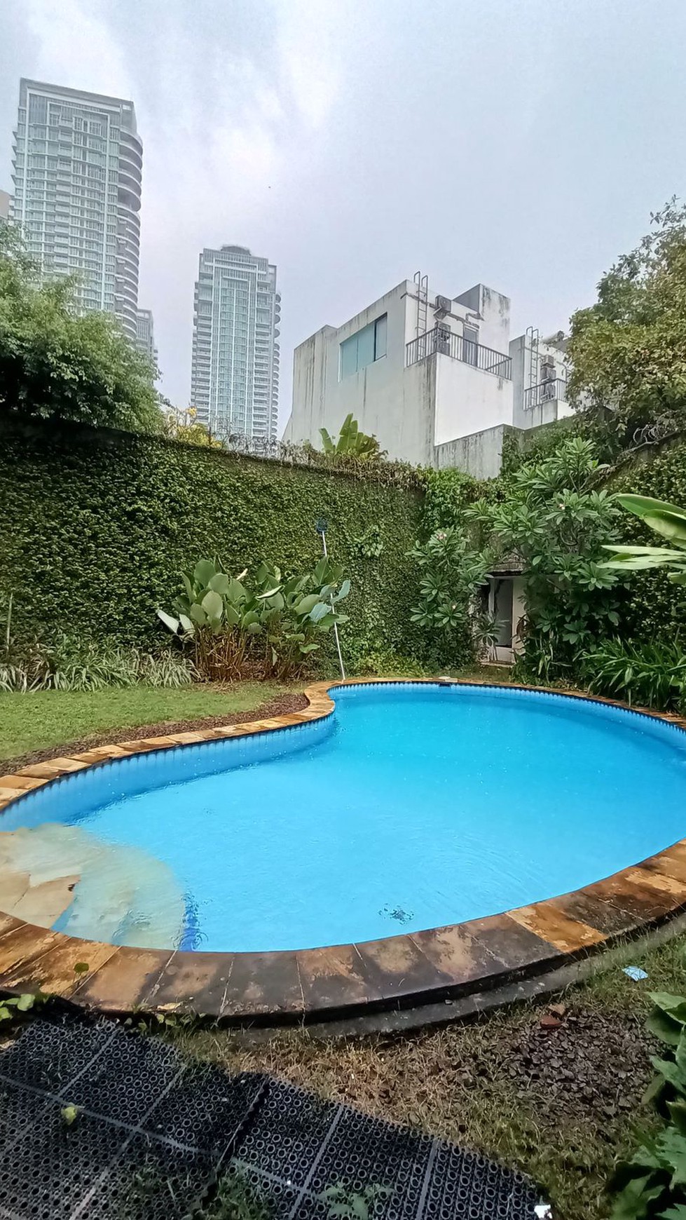 Rumah bagus, dengan kolam renang di dalam nya, lokasi strategis di Mampang