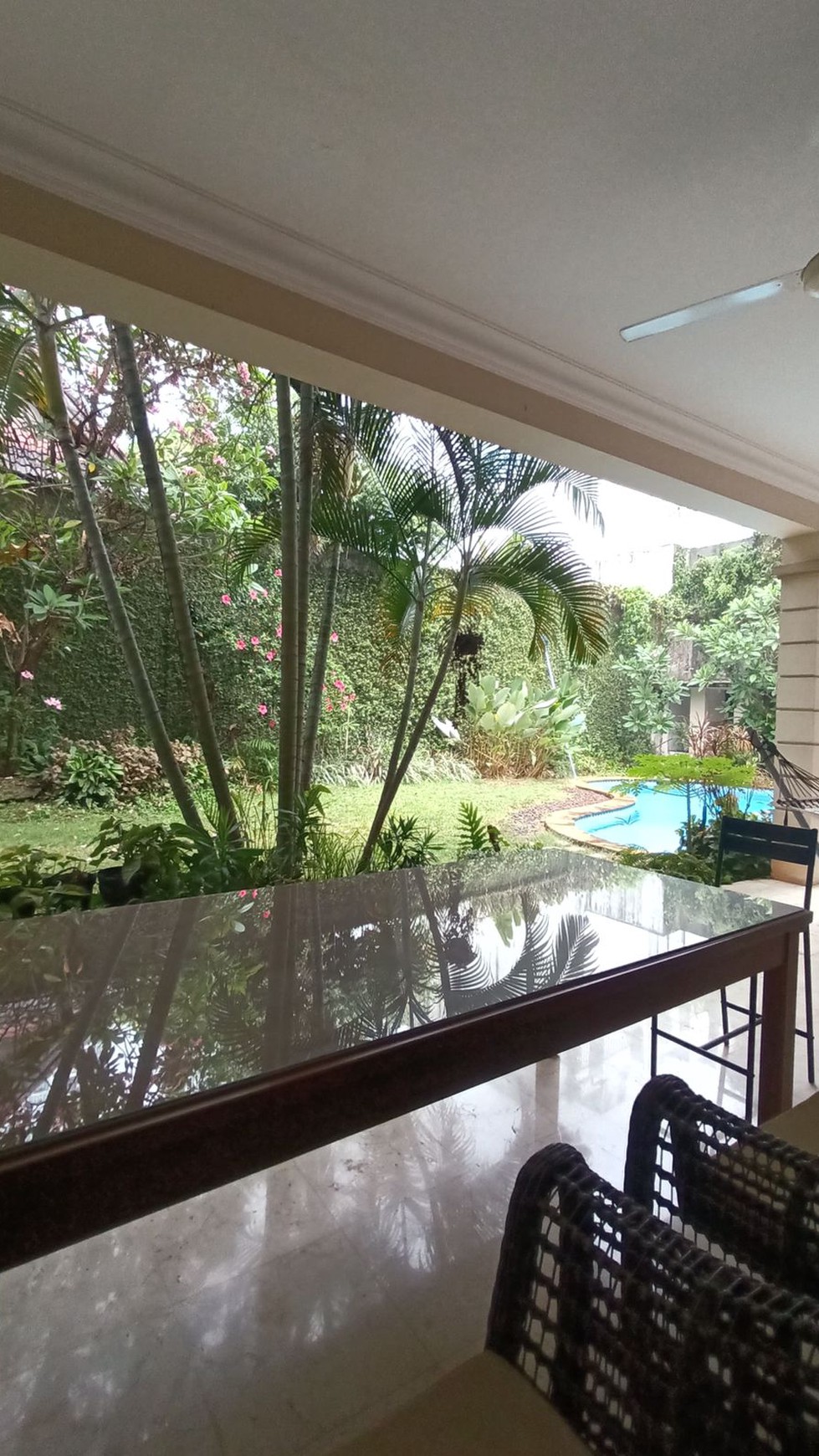 Rumah bagus, dengan kolam renang di dalam nya, lokasi strategis di Mampang