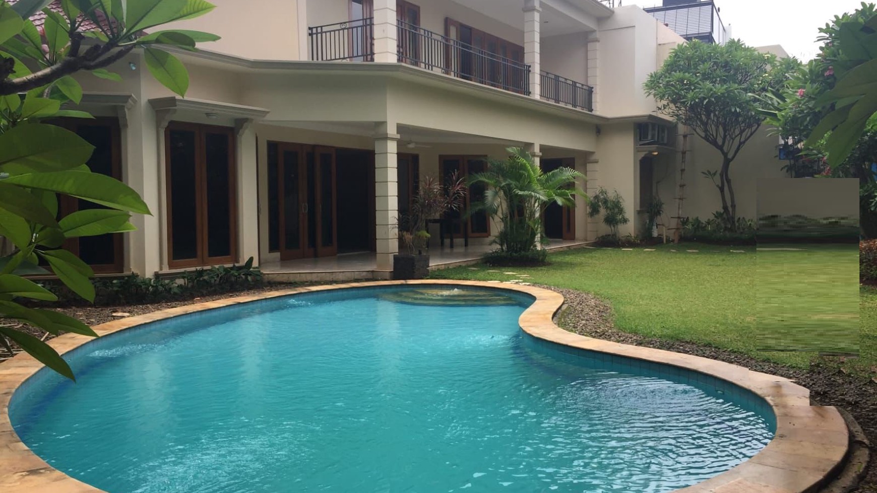 Rumah bagus, dengan kolam renang di dalam nya, lokasi strategis di Mampang
