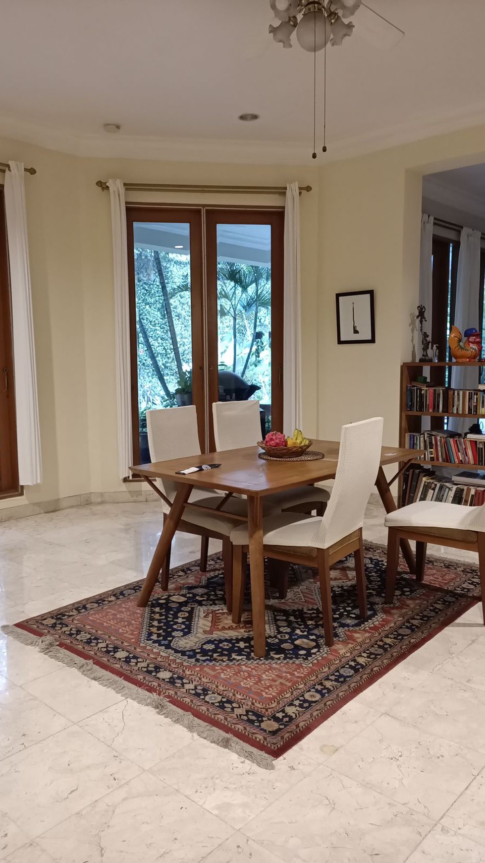 Rumah bagus, dengan kolam renang di dalam nya, lokasi strategis di Mampang