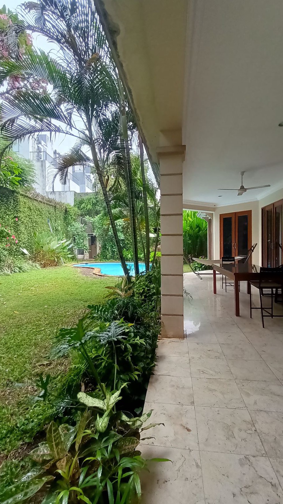 Rumah bagus, dengan kolam renang di dalam nya, lokasi strategis di Mampang