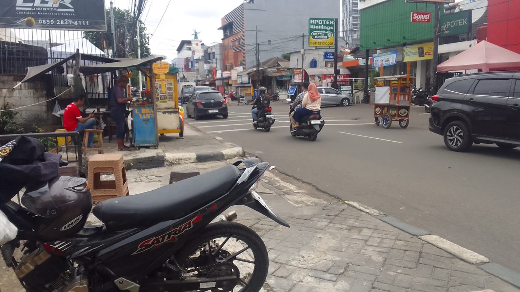 Rumah Hook 2 Lantai Hitung Tanah, Strategis Dengan Lingkungan Ramai Usaha, Di Tebet Barat Raya