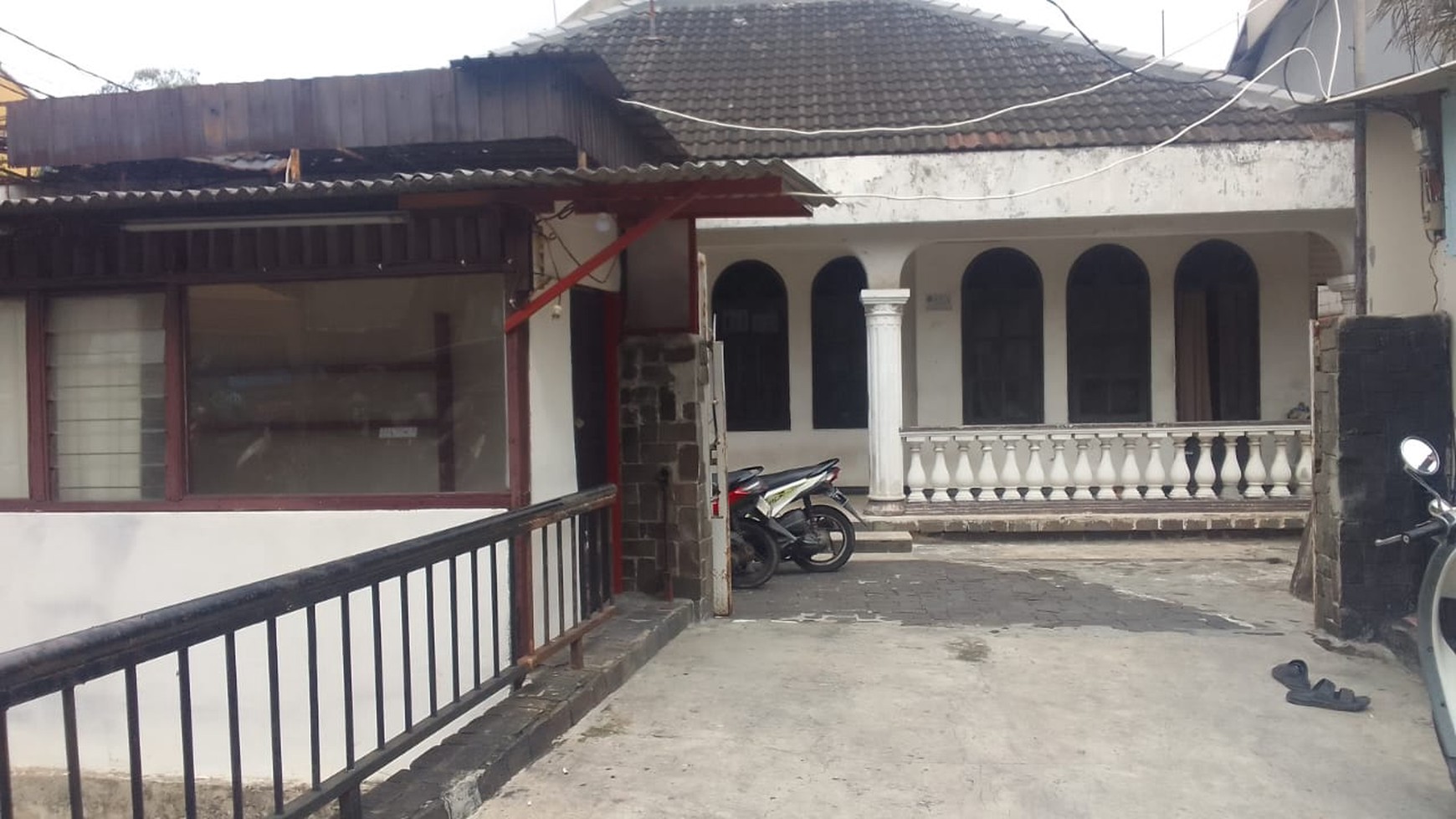 Rumah Hook 2 Lantai Hitung Tanah, Strategis Dengan Lingkungan Ramai Usaha, Di Tebet Barat Raya