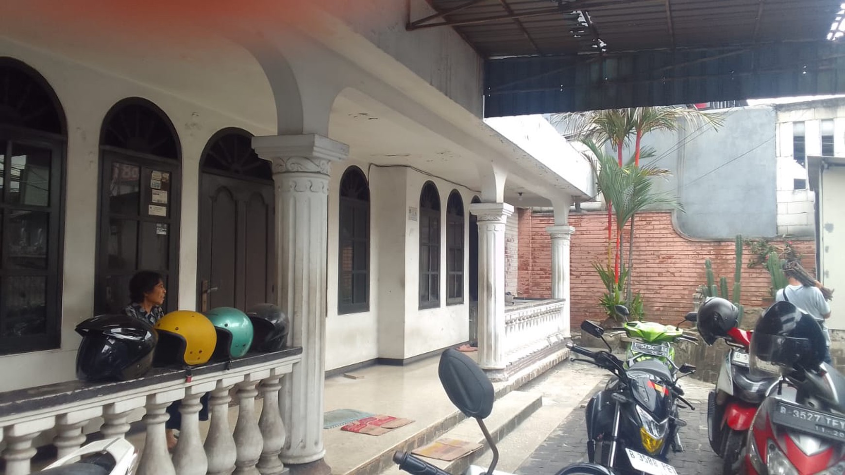 Rumah Hook 2 Lantai Hitung Tanah, Strategis Dengan Lingkungan Ramai Usaha, Di Tebet Barat Raya