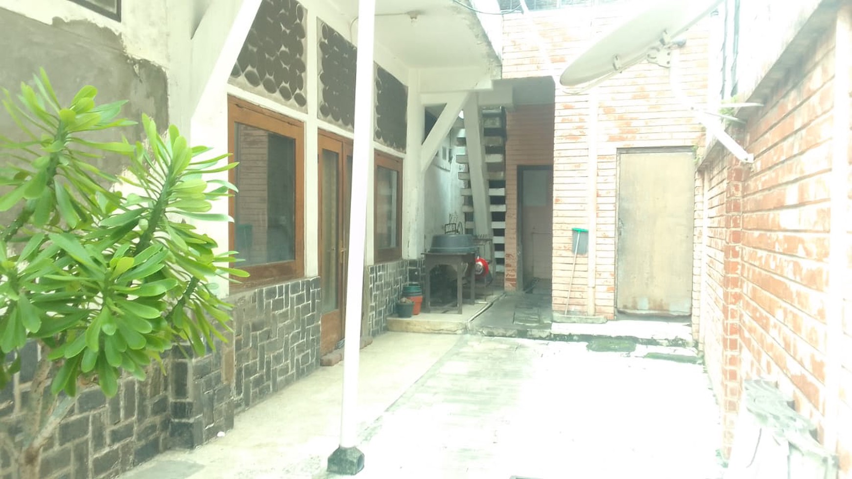 Rumah Hook 2 Lantai Hitung Tanah, Strategis Dengan Lingkungan Ramai Usaha, Di Tebet Barat Raya