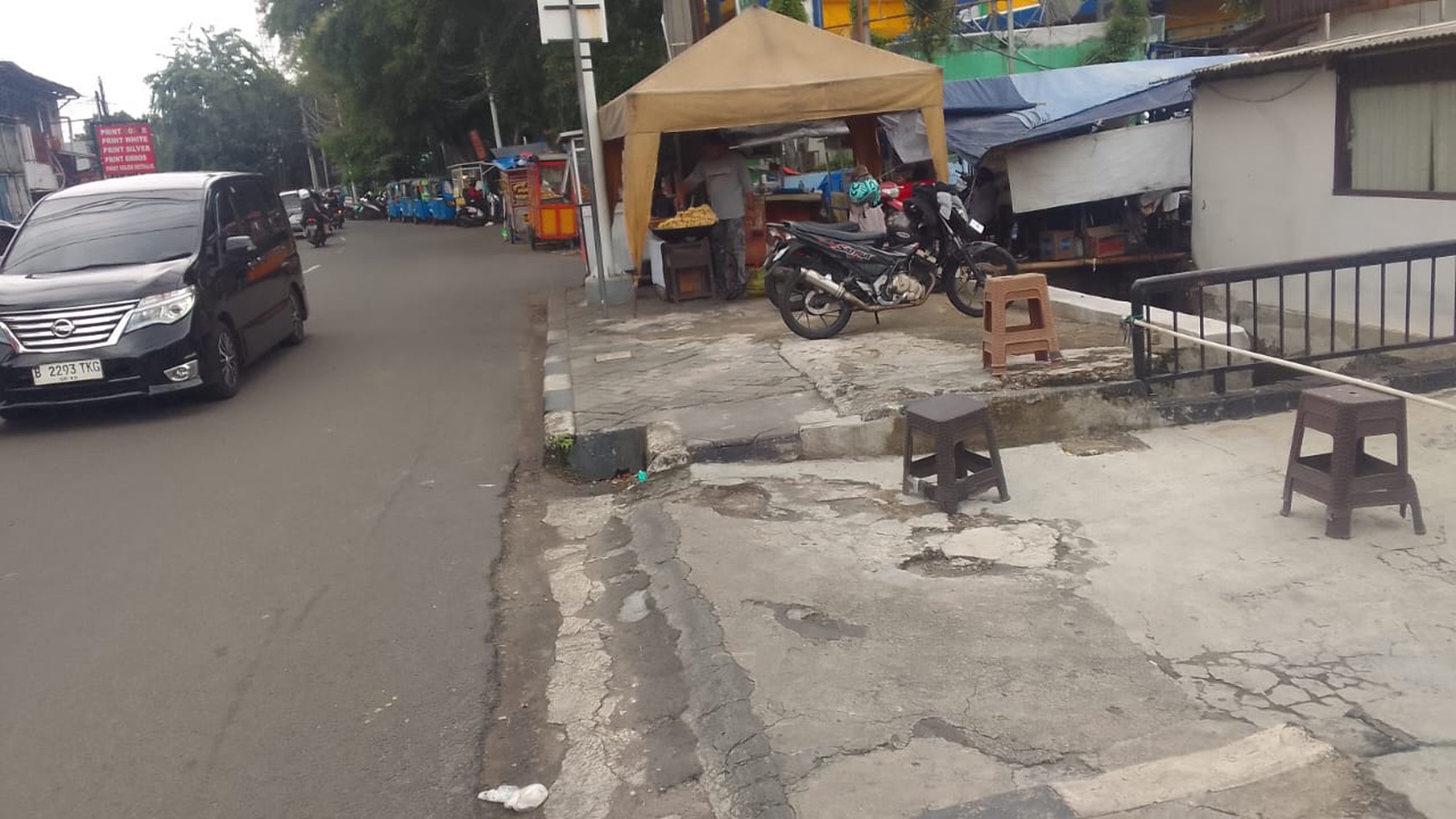 Rumah Hook 2 Lantai Hitung Tanah, Strategis Dengan Lingkungan Ramai Usaha, Di Tebet Barat Raya