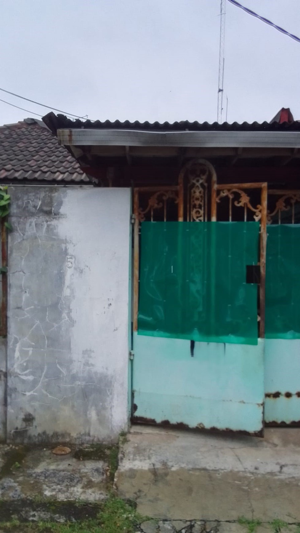 Rumah dengan halaman luas di Pamulang Permai