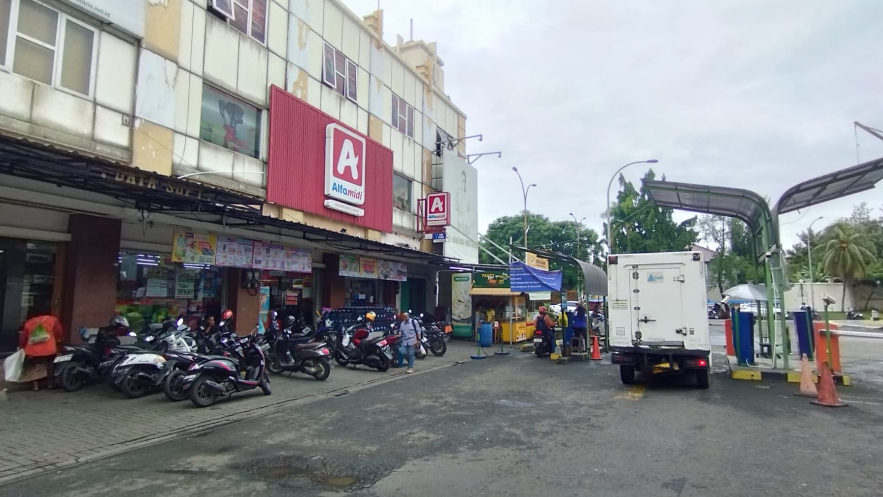 Ruko Golden Boulevard BSD City Lokasi Prima Terlihat dari Jalan Raya, Dekat Pintu Keluar Masuk