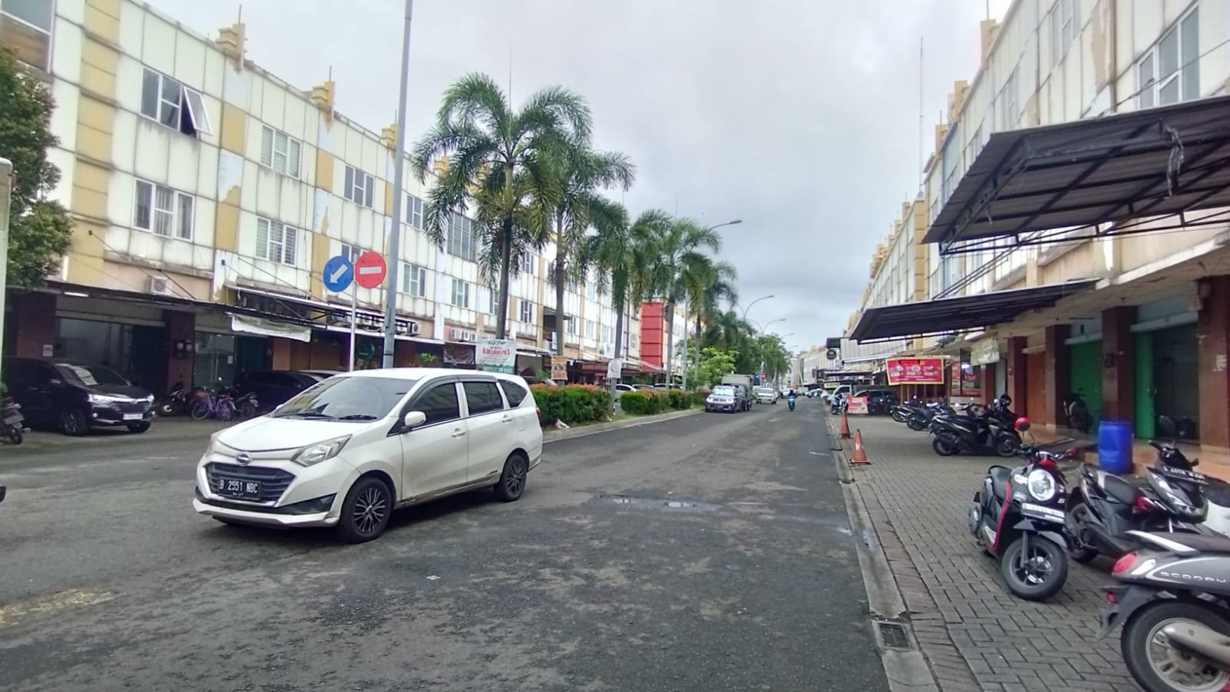 Ruko Golden Boulevard BSD City Lokasi Prima Terlihat dari Jalan Raya, Dekat Pintu Keluar Masuk