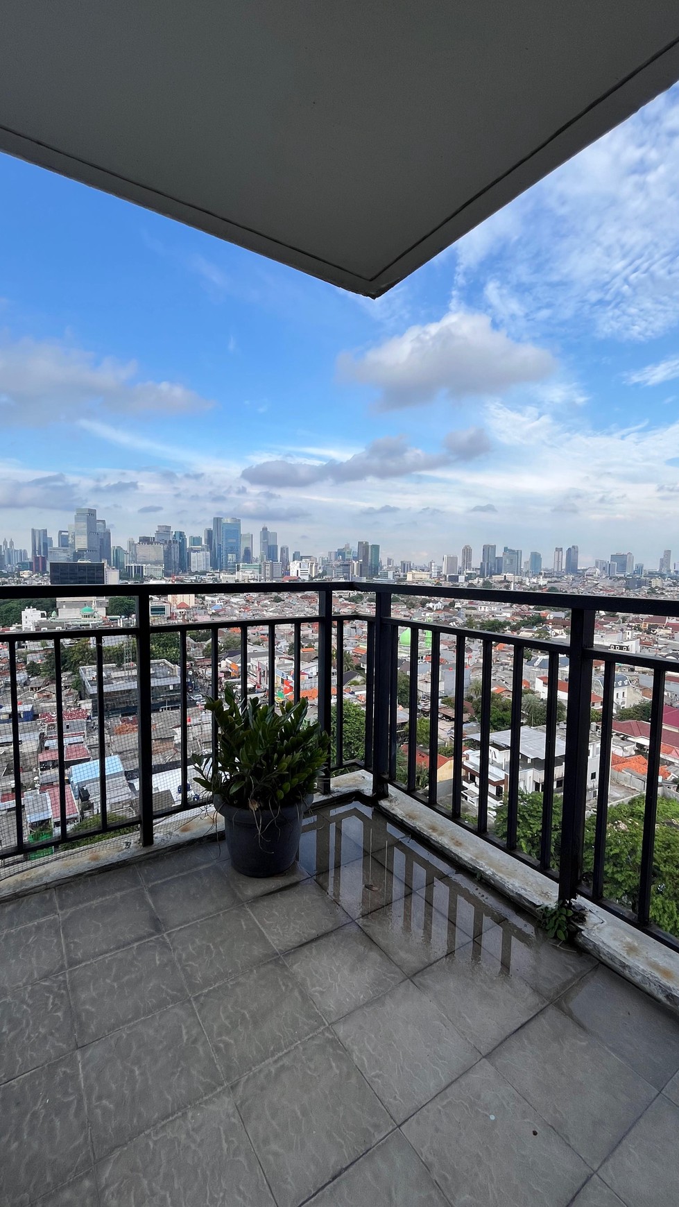 Marbella Kemang Apartment 3 bedroom, 103 m2, view bagus, hoek, BU !