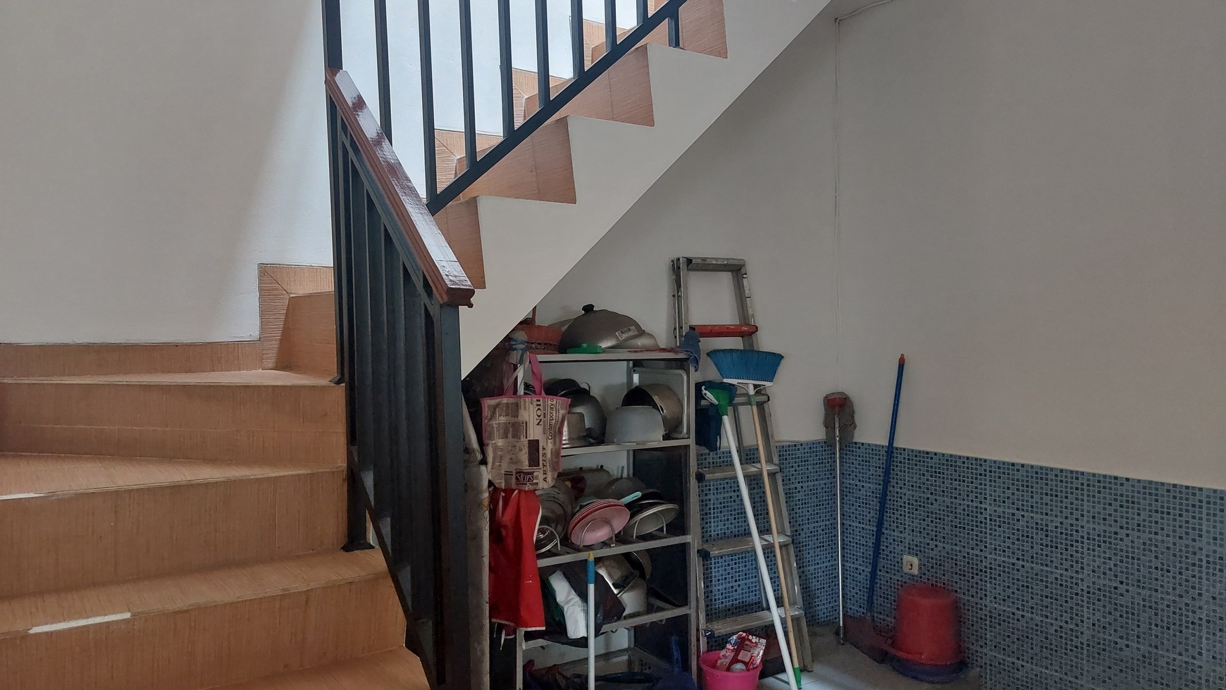 tURUN hARGA Rumah  hoek 2 lantai bangun sendiri di Legenda Wisata harga nego