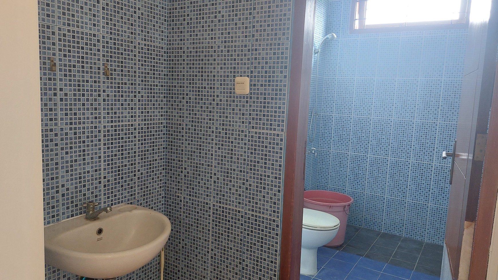 tURUN hARGA Rumah  hoek 2 lantai bangun sendiri di Legenda Wisata harga nego