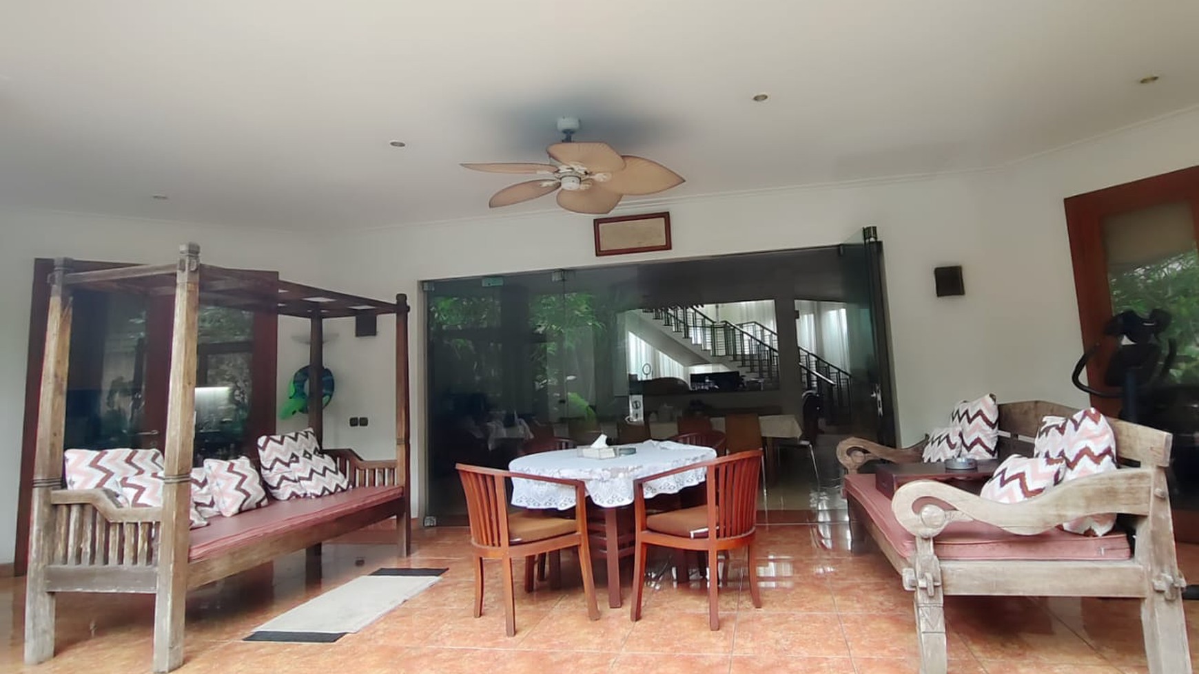 Rumah Mewah,dalam ruangan rapih di Bintaro Tangsel