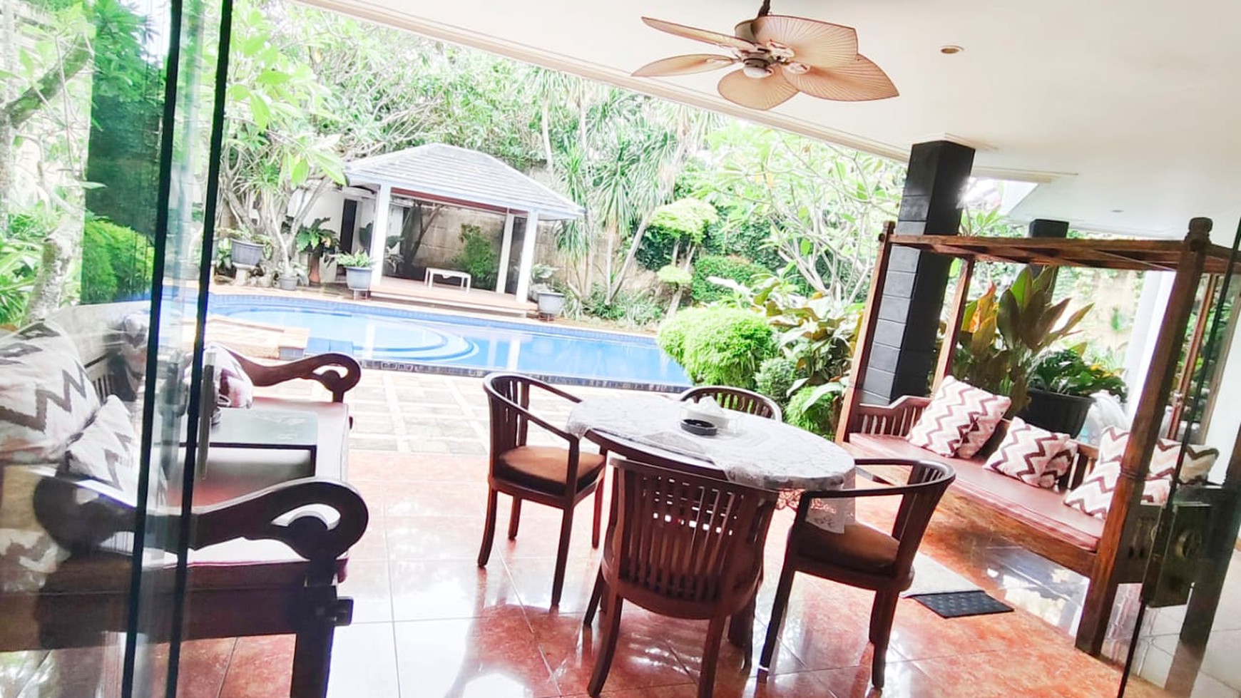 Rumah Mewah,dalam ruangan rapih di Bintaro Tangsel