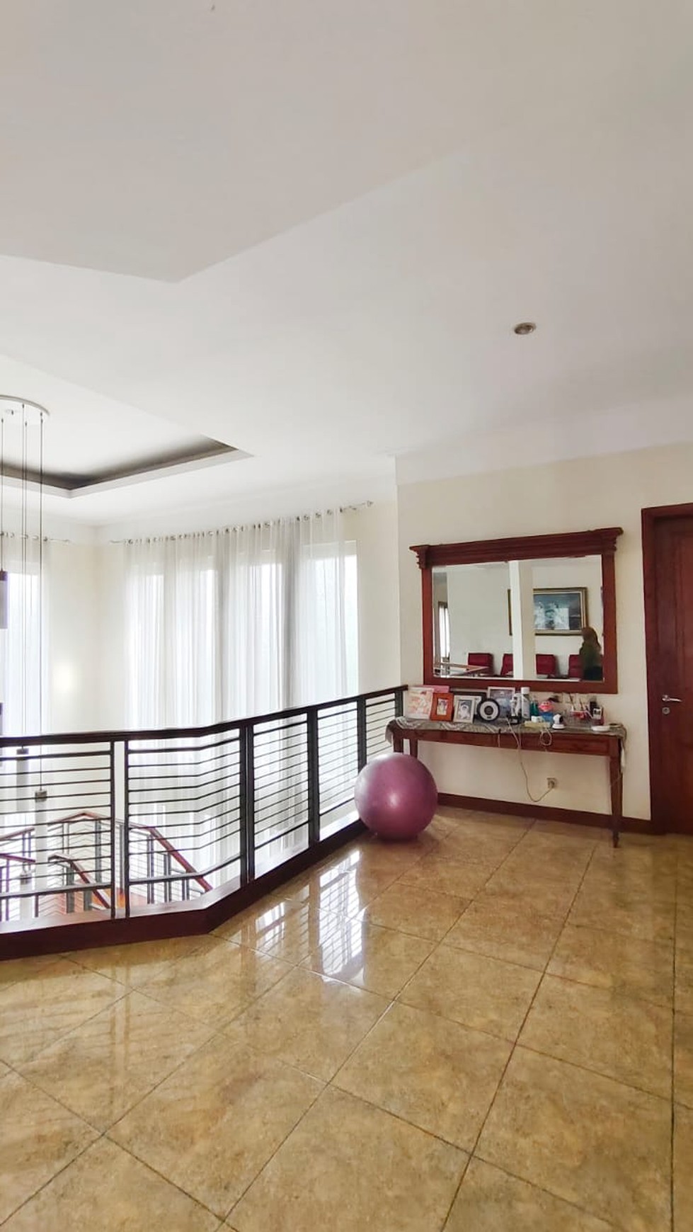 Rumah Mewah,dalam ruangan rapih di Bintaro Tangsel