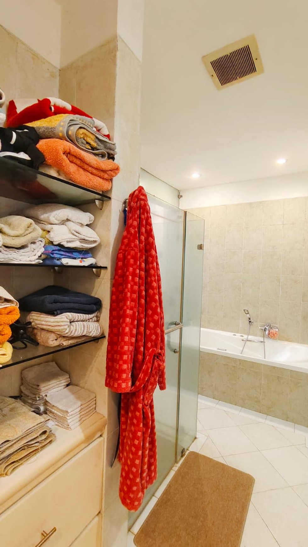 Rumah Mewah,dalam ruangan rapih di Bintaro Tangsel