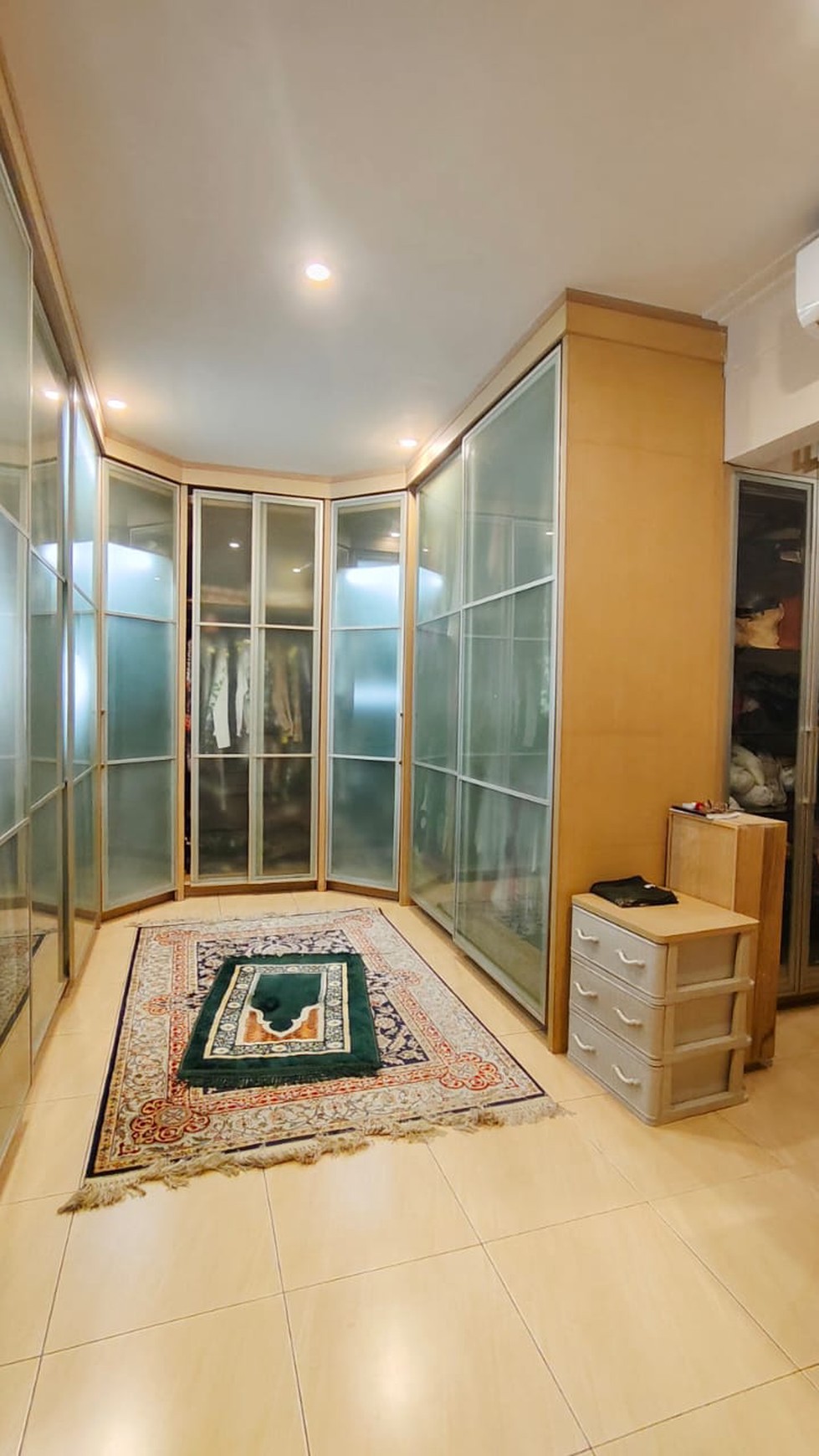 Rumah Mewah,dalam ruangan rapih di Bintaro Tangsel