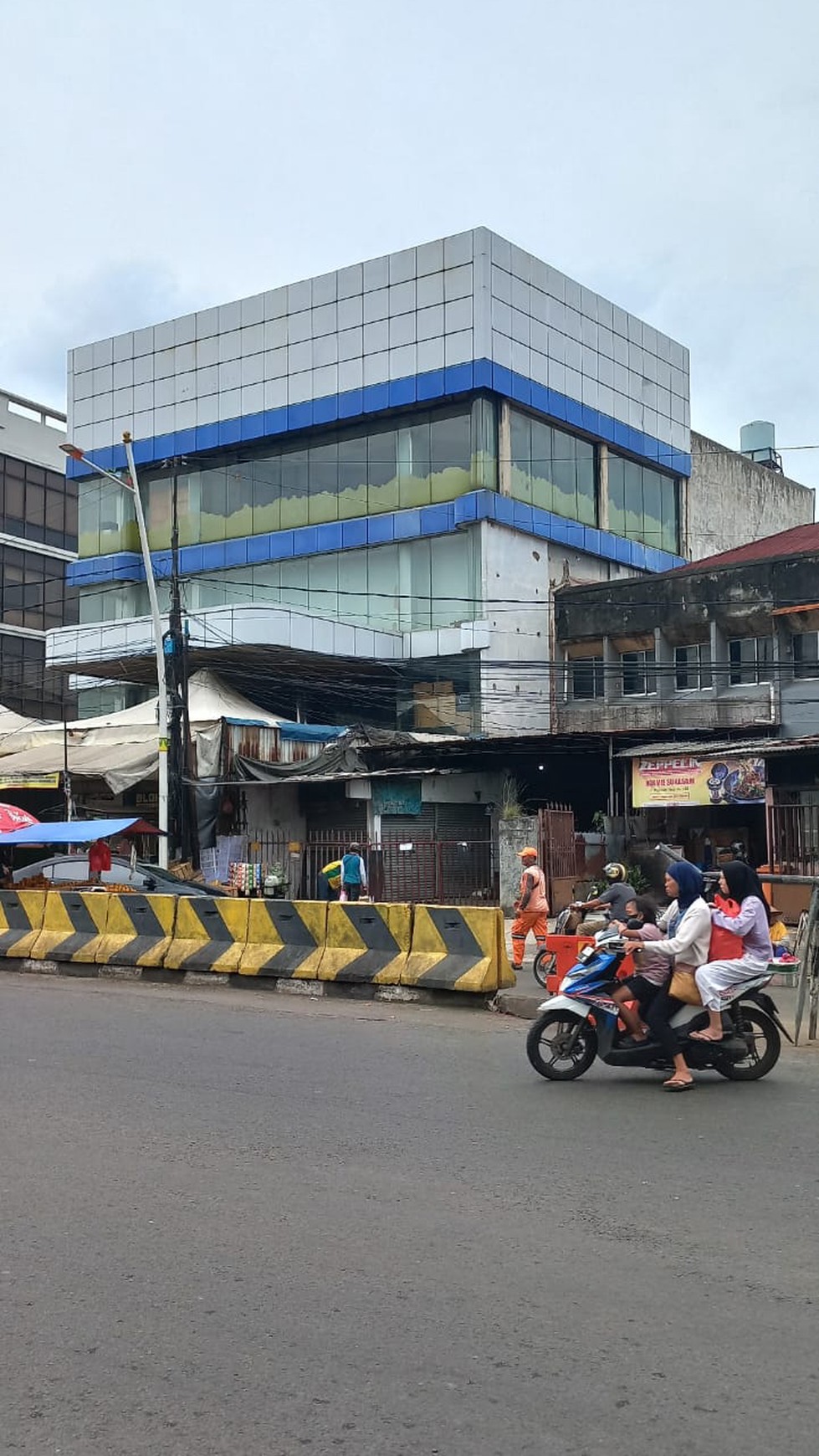 DIJUAL Gedung Ragam Fungsi/Guna (mix use) Jl. Raya Ragunan, Pasar Minggu