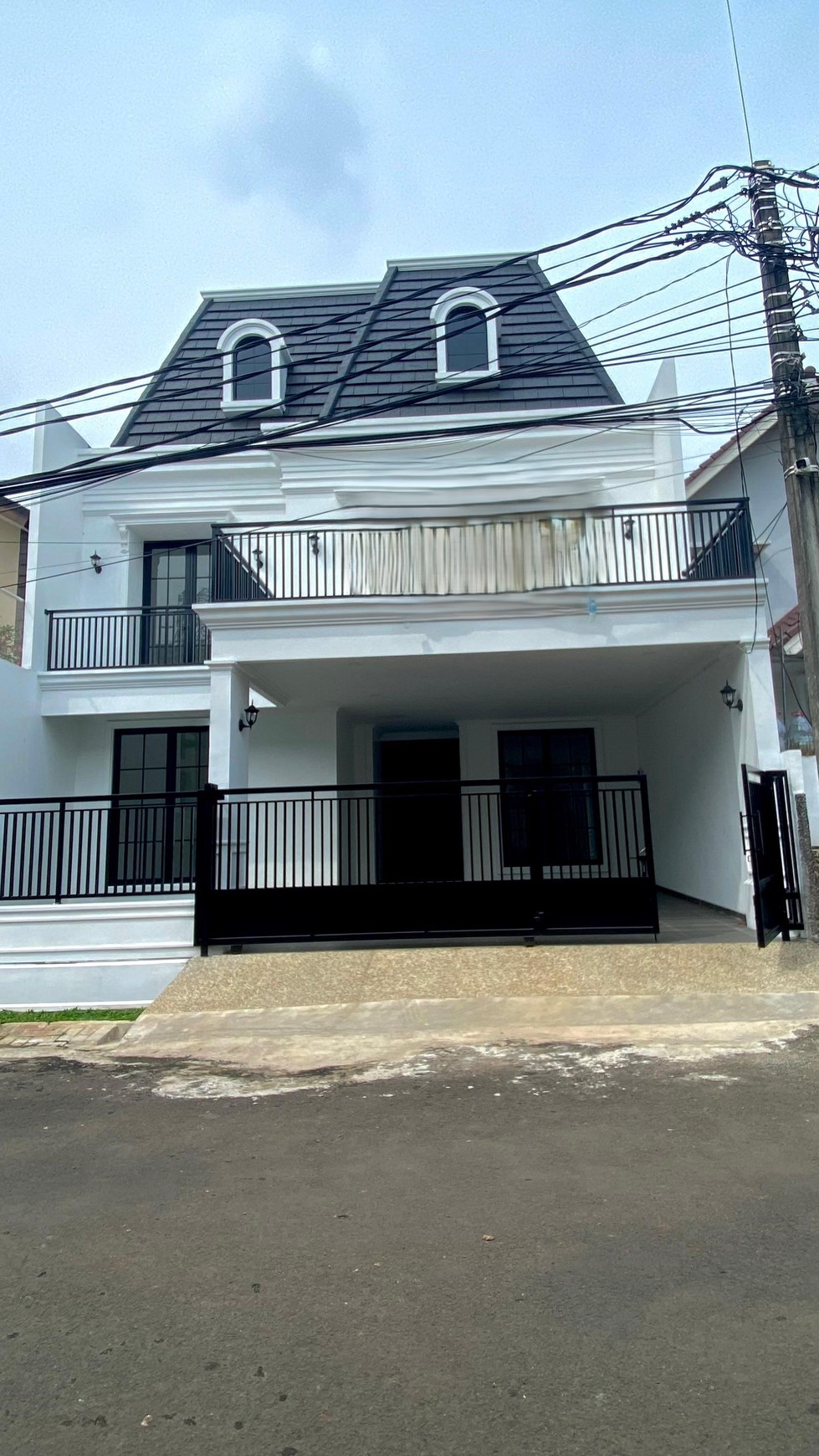 Rumah Minimalis Siap Huni di Bintaro Sektor 3 - Gaya American Classic