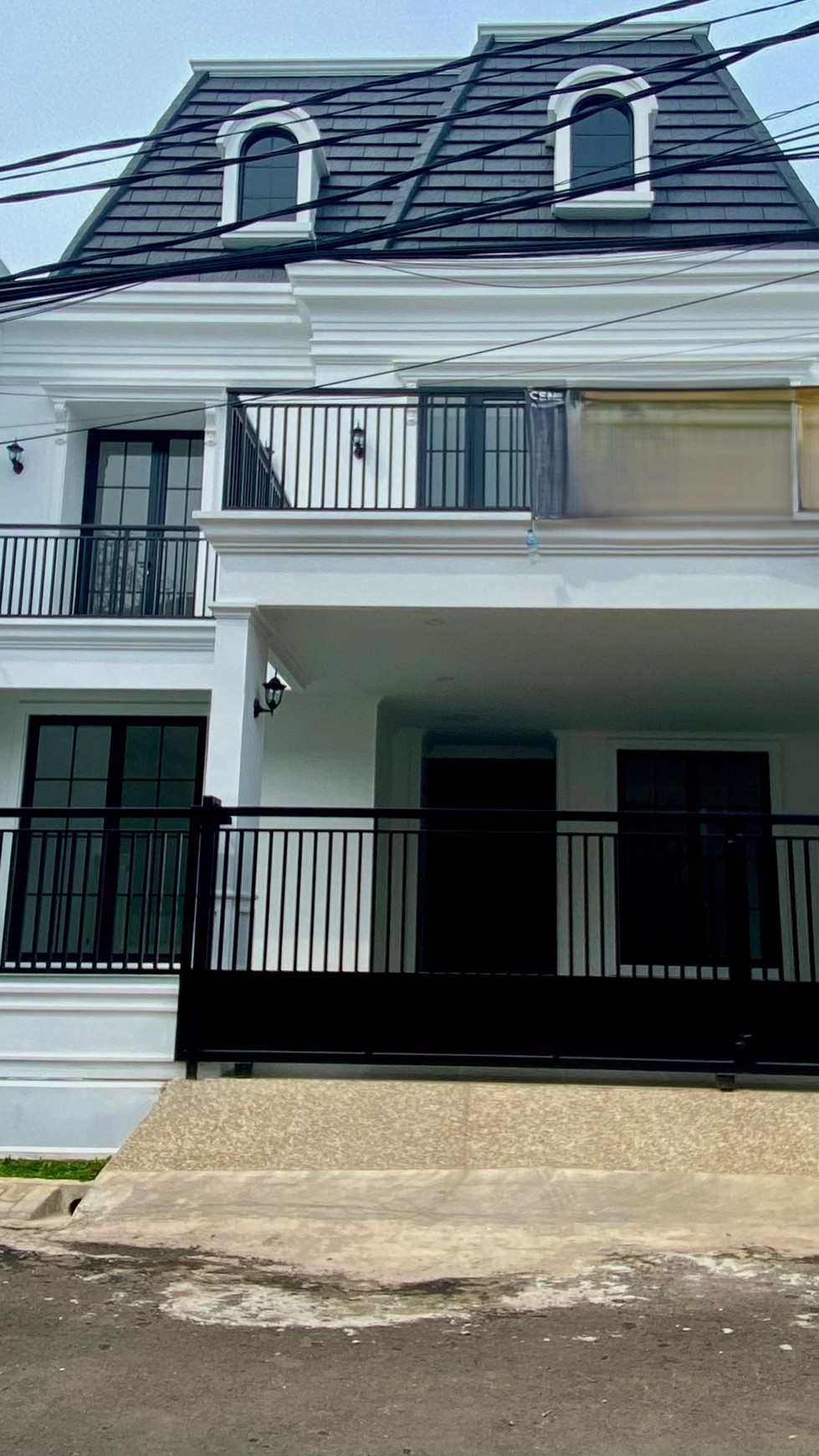 Rumah Minimalis Siap Huni di Bintaro Sektor 3 - Gaya American Classic