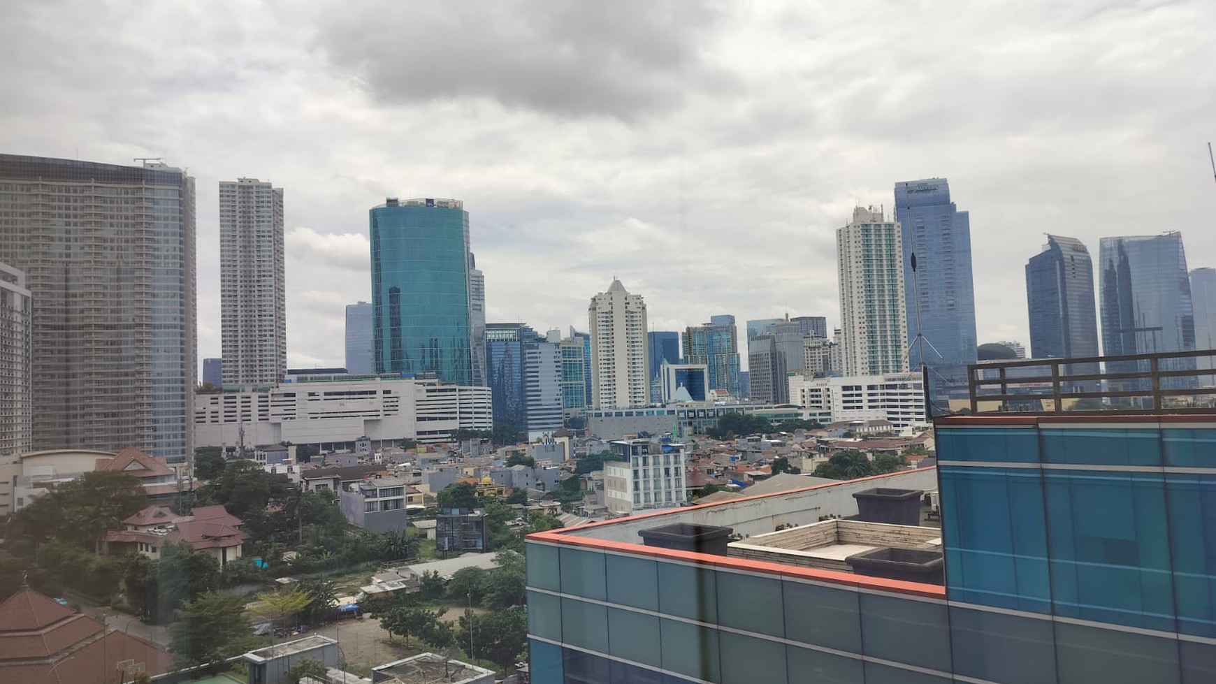 Menara Kuningan, 47 m2, cocok untuk kantor Pengacara, startup company atau konsultan, 5 jalan kaki menit ke stasiun LRT 