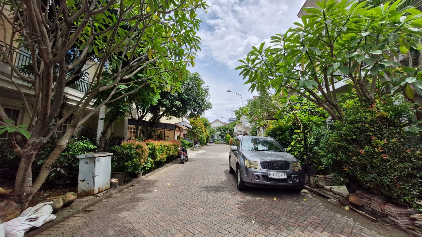 Di Jual Rumah minimalis tenang dan strategis di lokasi perumahan di Jl WR Supratman Komplek Cluster Villa Graha Hijau, Ciputat Timur.