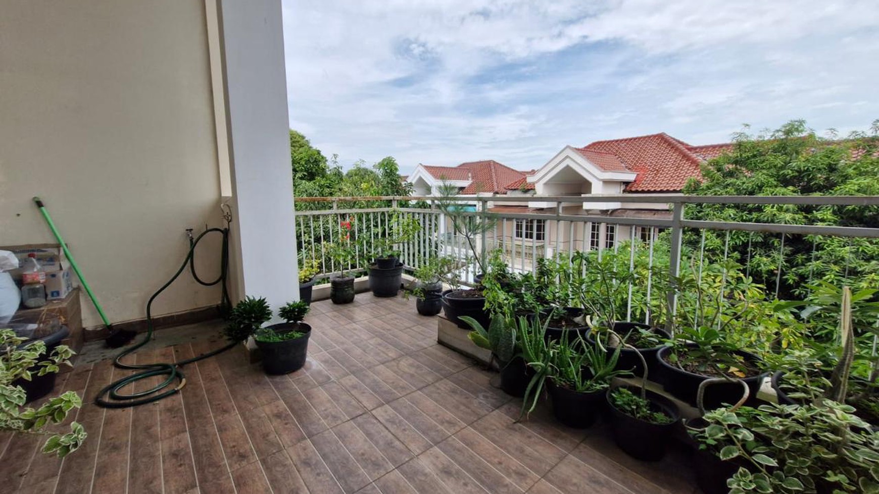 Di Jual Rumah minimalis tenang dan strategis di lokasi perumahan di Jl WR Supratman Komplek Cluster Villa Graha Hijau, Ciputat Timur.