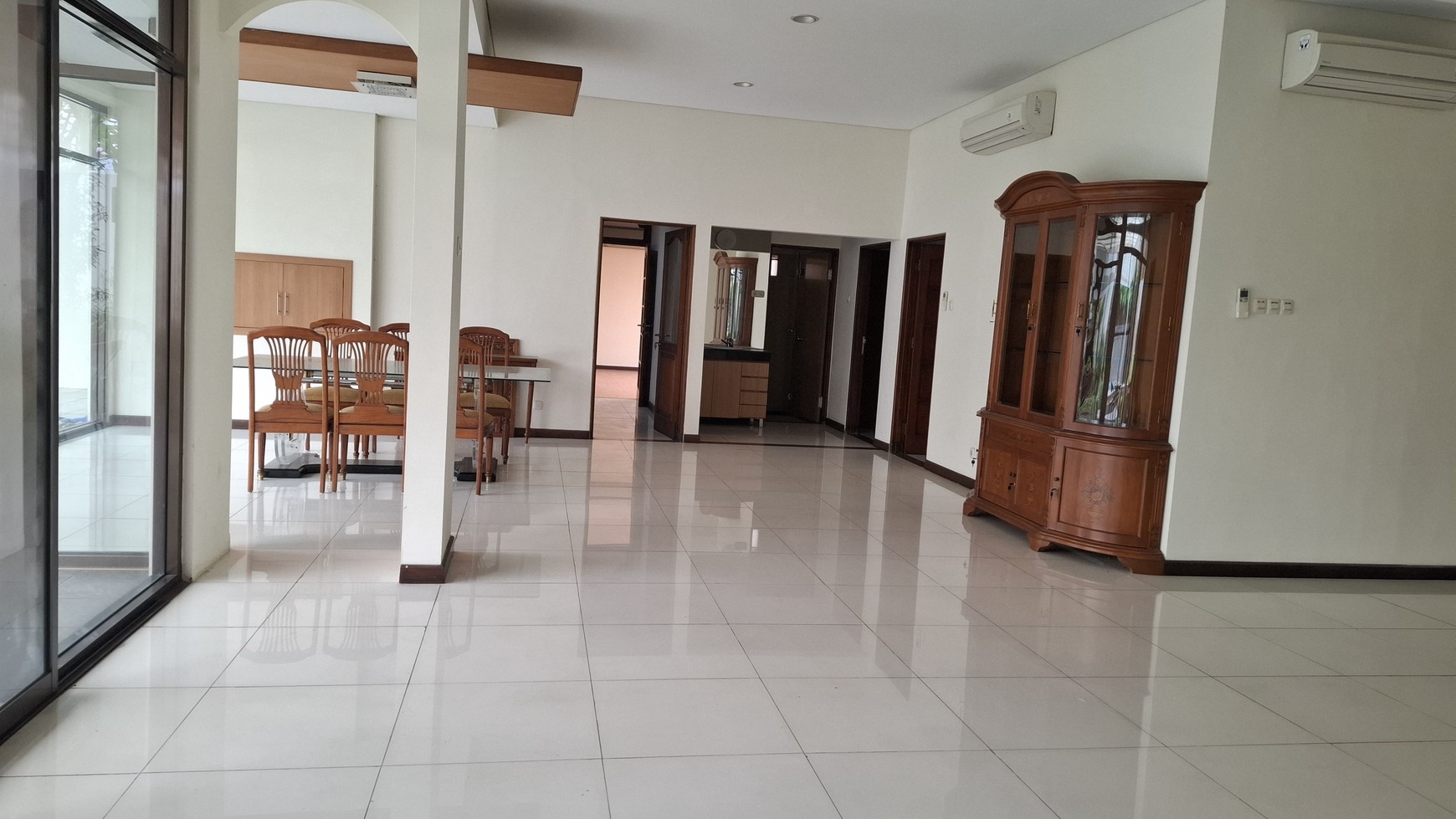 DISEWA RUMAH BESAR ASRI DAN NYAMAN DI AREA TEBET/KUNINGAN 