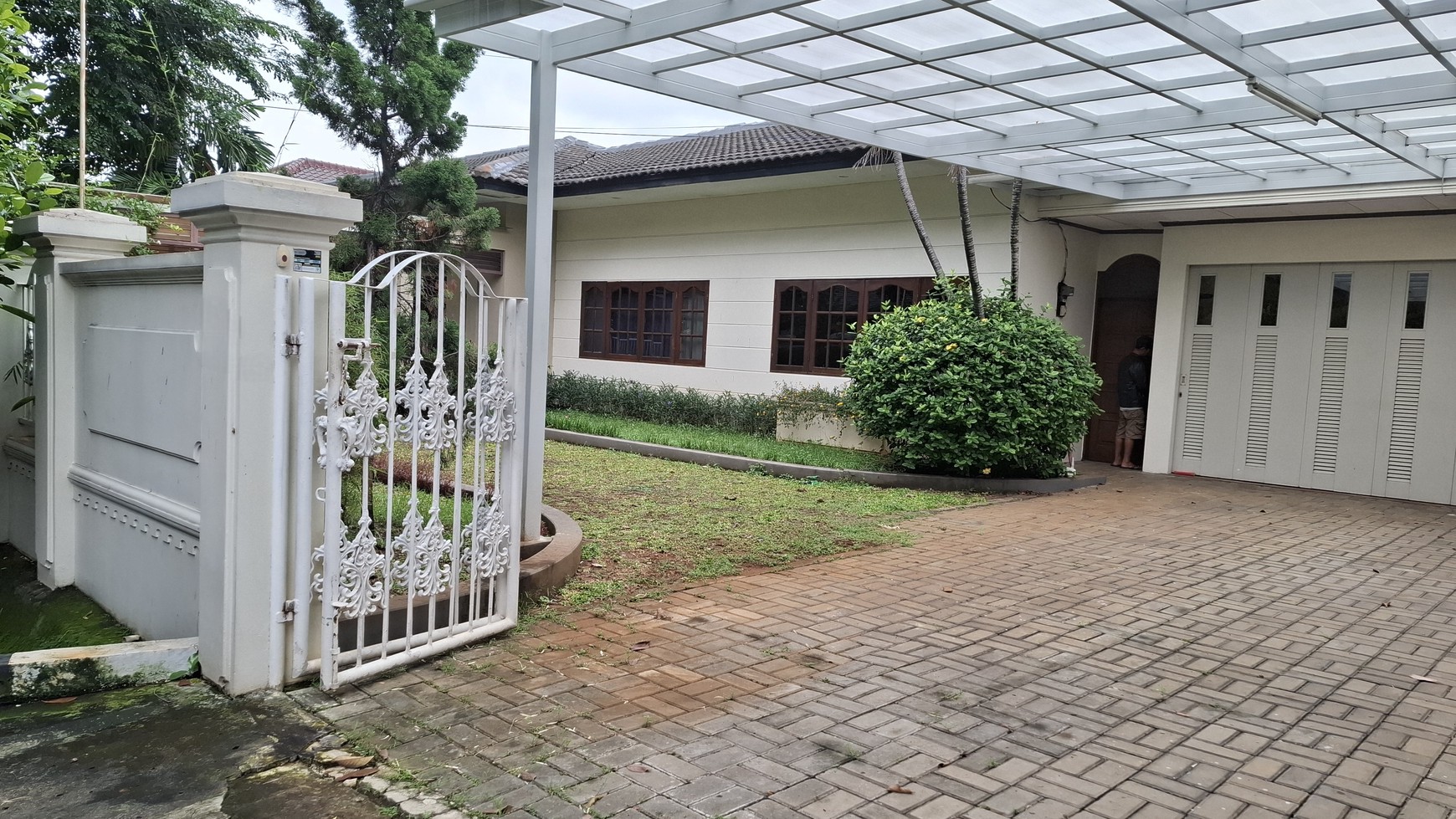 DISEWA RUMAH BESAR ASRI DAN NYAMAN DI AREA TEBET/KUNINGAN 