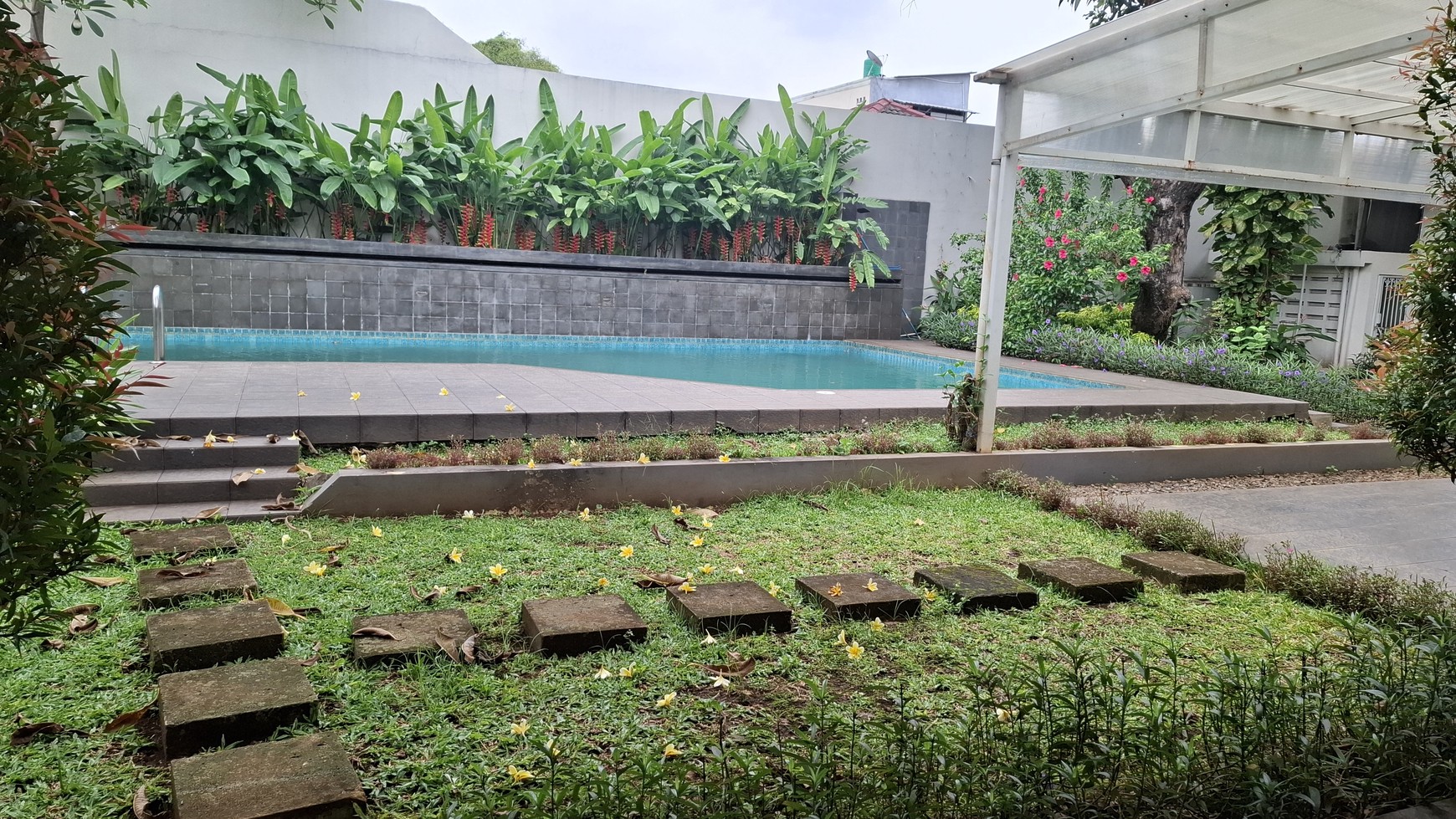 DISEWA RUMAH BESAR ASRI DAN NYAMAN DI AREA TEBET/KUNINGAN 