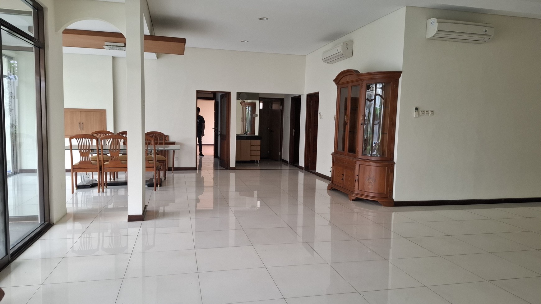 DISEWA RUMAH BESAR ASRI DAN NYAMAN DI AREA TEBET/KUNINGAN 