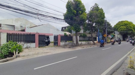 Rumah 1-1/2 lantai dengan lebar muka 19meter hanya 350m dari Mampang Prapatan, 450m dari halte Transjakarta, halaman luas, bisa parkir 10 mobil