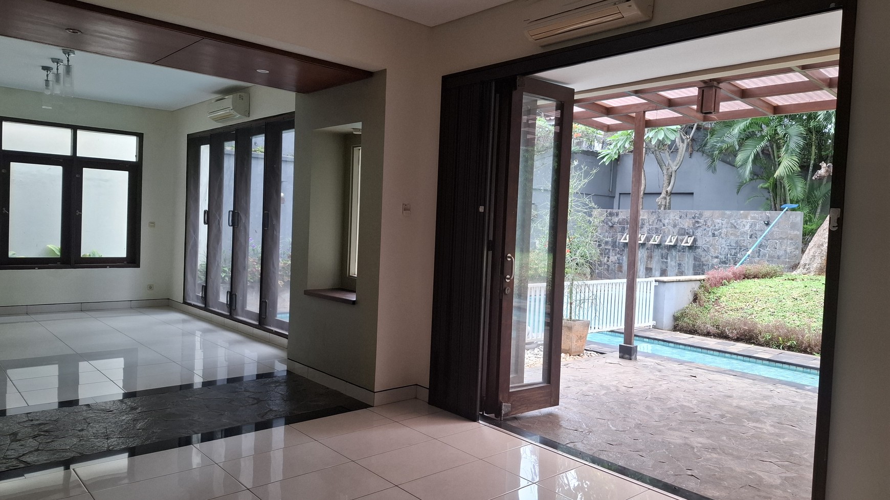 DISEWA RUMAH ASRI DAN NYAMAN DI AREA TEBET/KUNINGAN