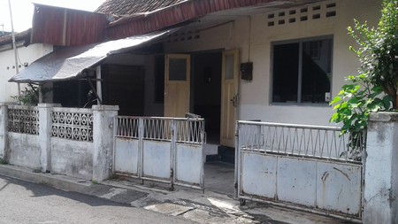 RUMAH TINGGAL , DI LOKASI STRTAEGIS, NOTOWINATAN, PAKUALAMAN
