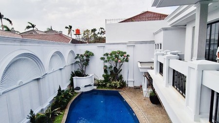 Rumah Mewah,ada kolam renang di Pondok Indah Jakarta Selatan.