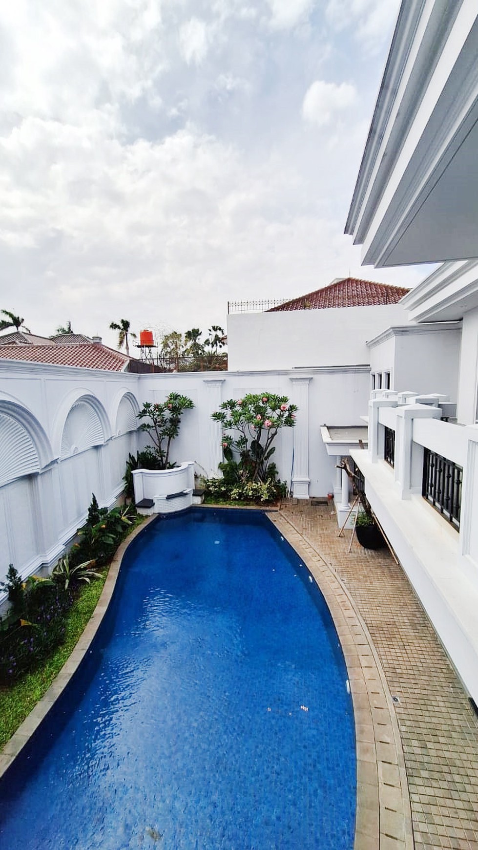 Rumah Mewah,ada kolam renang di Pondok Indah Jakarta Selatan.
