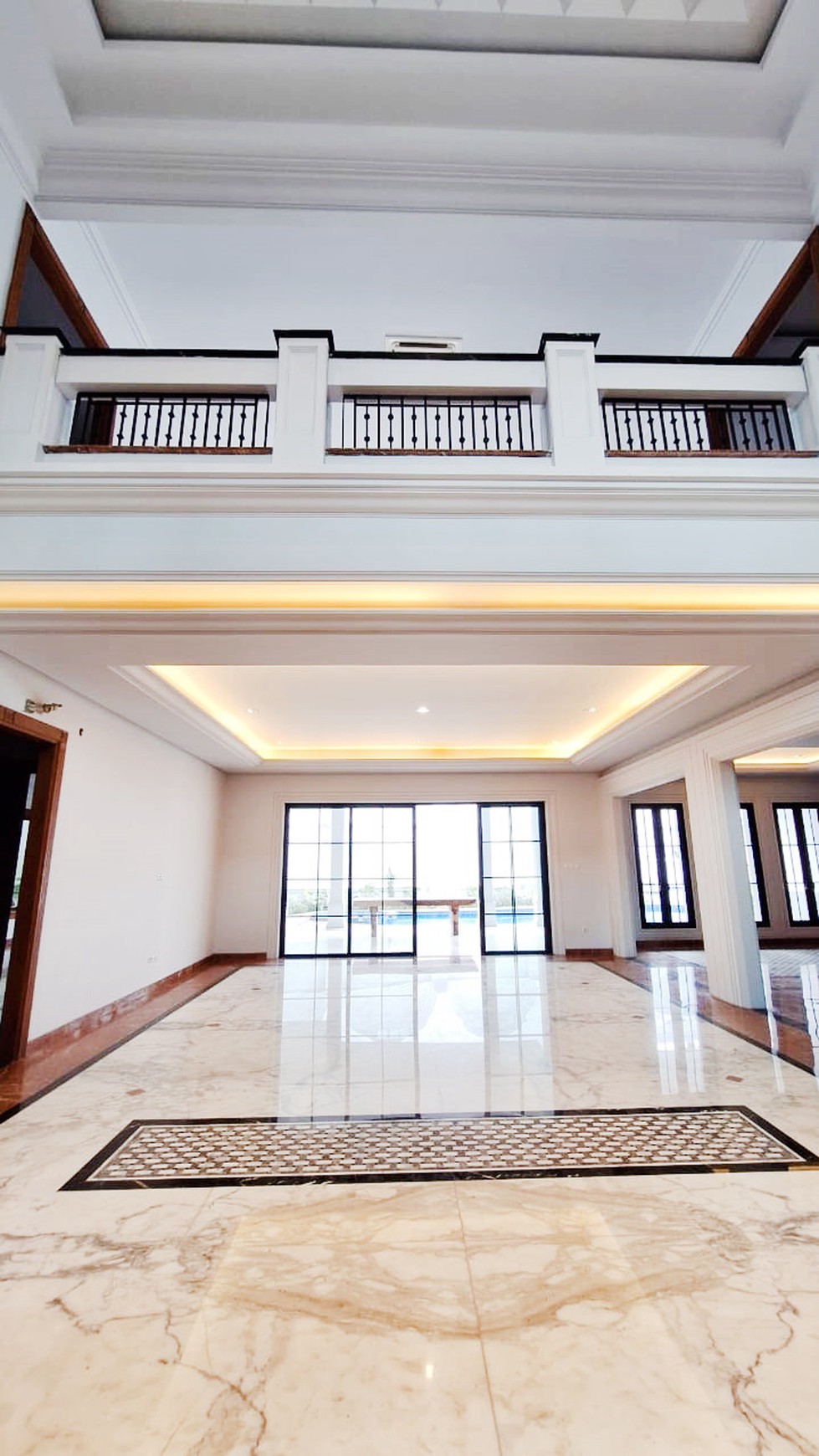 Rumah Mewah,ada kolam renang di Pondok Indah Jakarta Selatan.