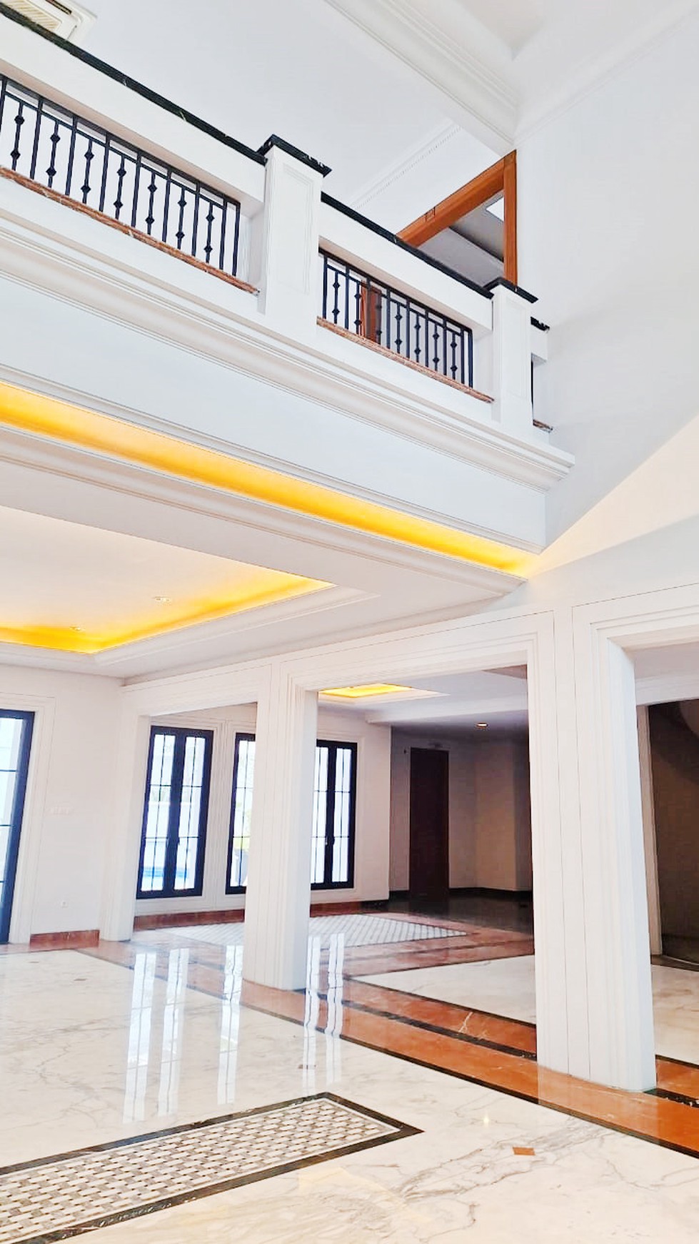 Rumah Mewah,ada kolam renang di Pondok Indah Jakarta Selatan.