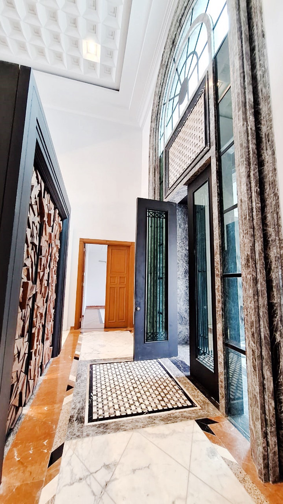 Rumah Mewah,ada kolam renang di Pondok Indah Jakarta Selatan.