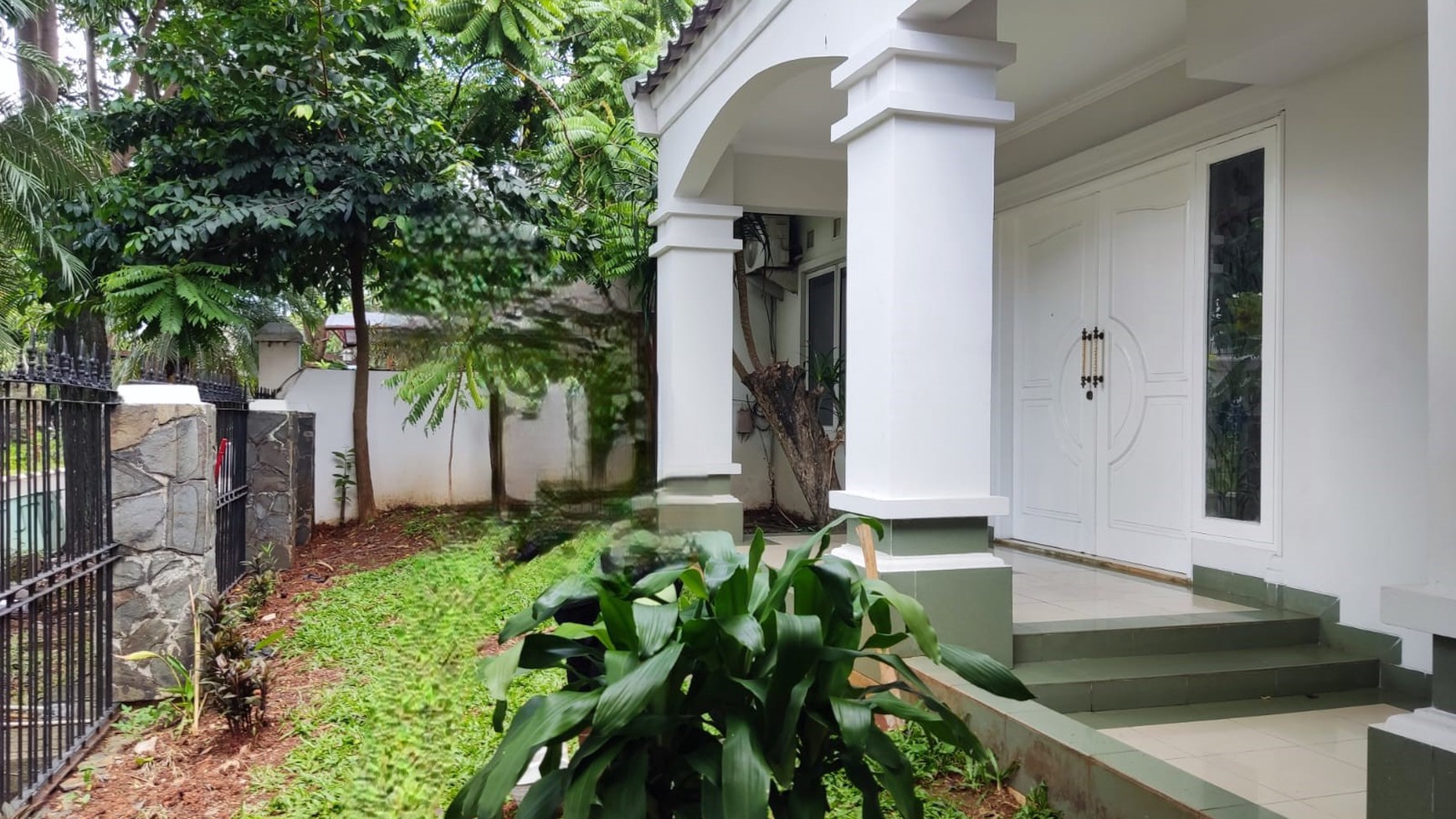 Rumah dengan Halaman Luas di Puspita Loka