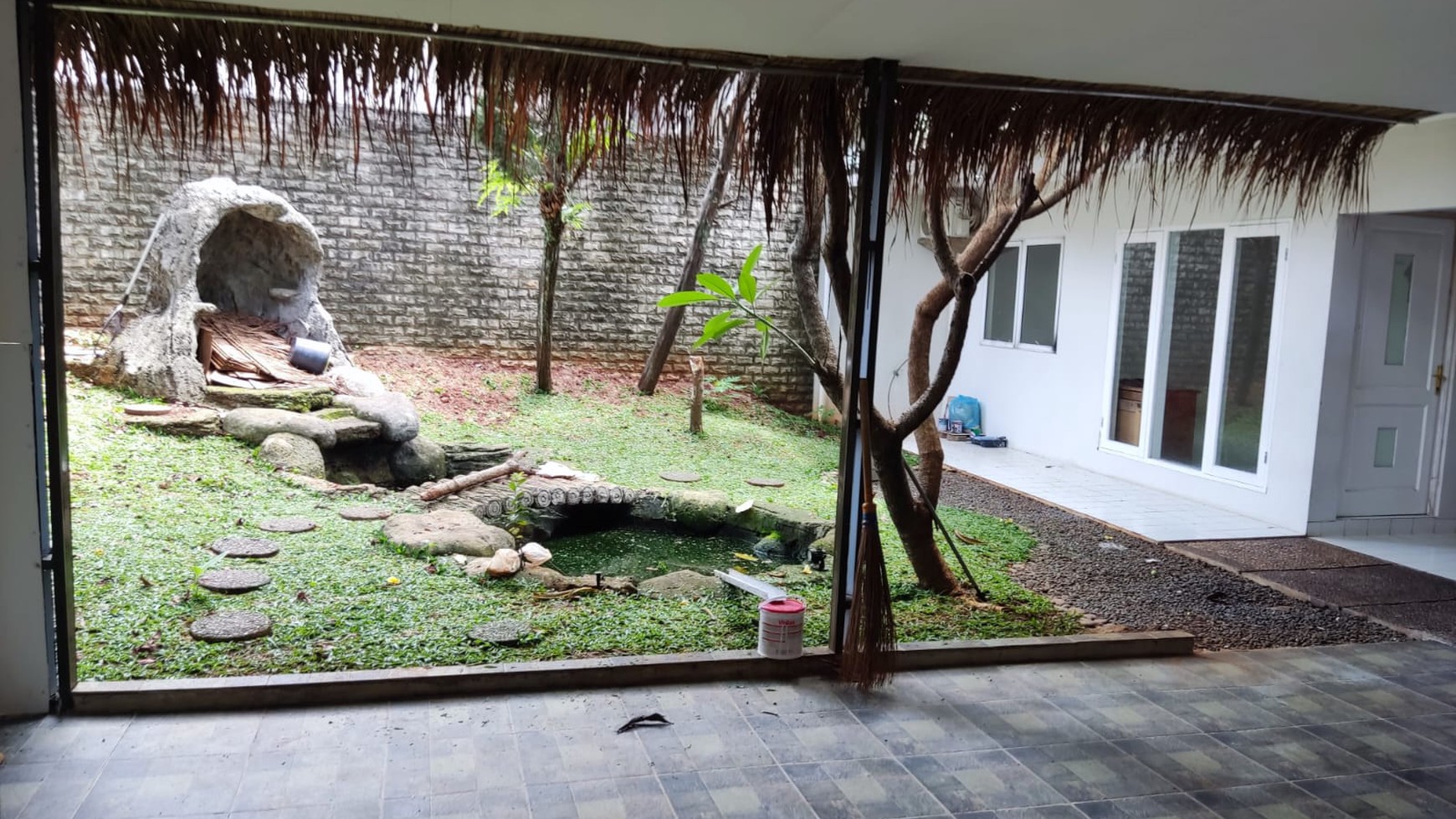 Rumah dengan Halaman Luas di Puspita Loka