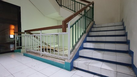 Ruko Sewa lantai 2 saja di Boulevard Raya, Kelapa Gading. 