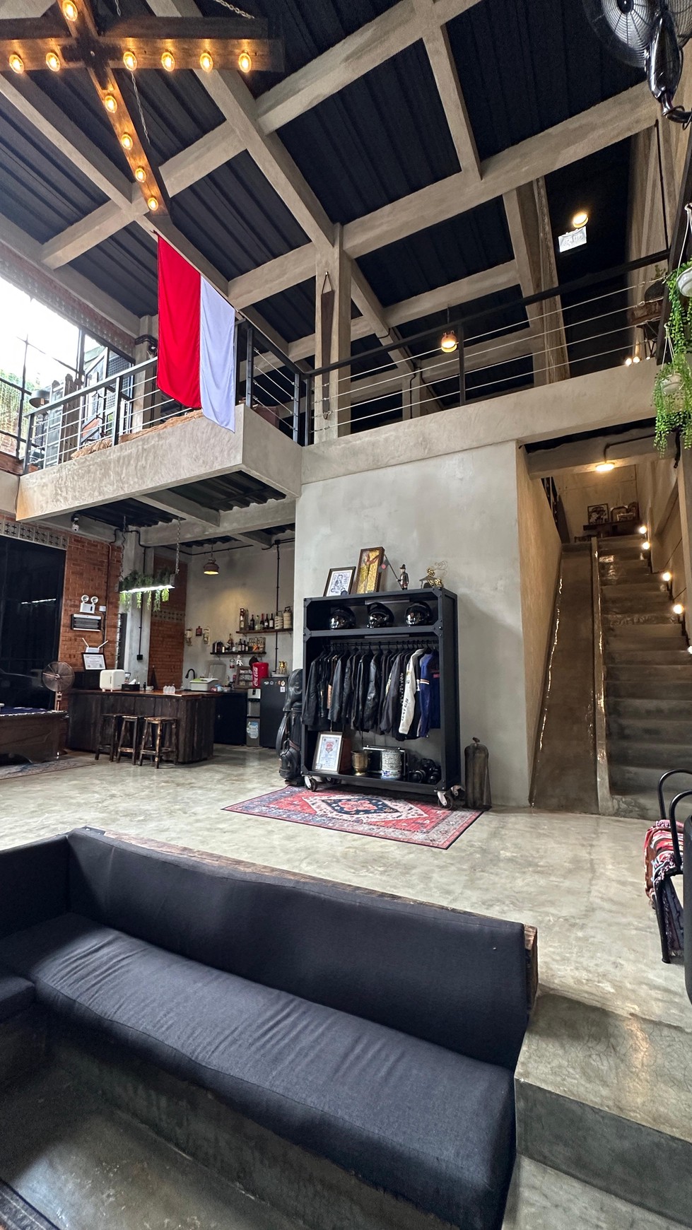 Rumah 2 lantai + RoofTop dengan konsep Industrial, di kawasan elite Setia budi jakarta selatan.