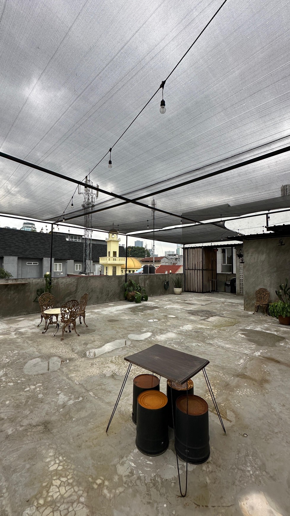 Rumah 2 lantai + RoofTop dengan konsep Industrial, di kawasan elite Setia budi jakarta selatan.