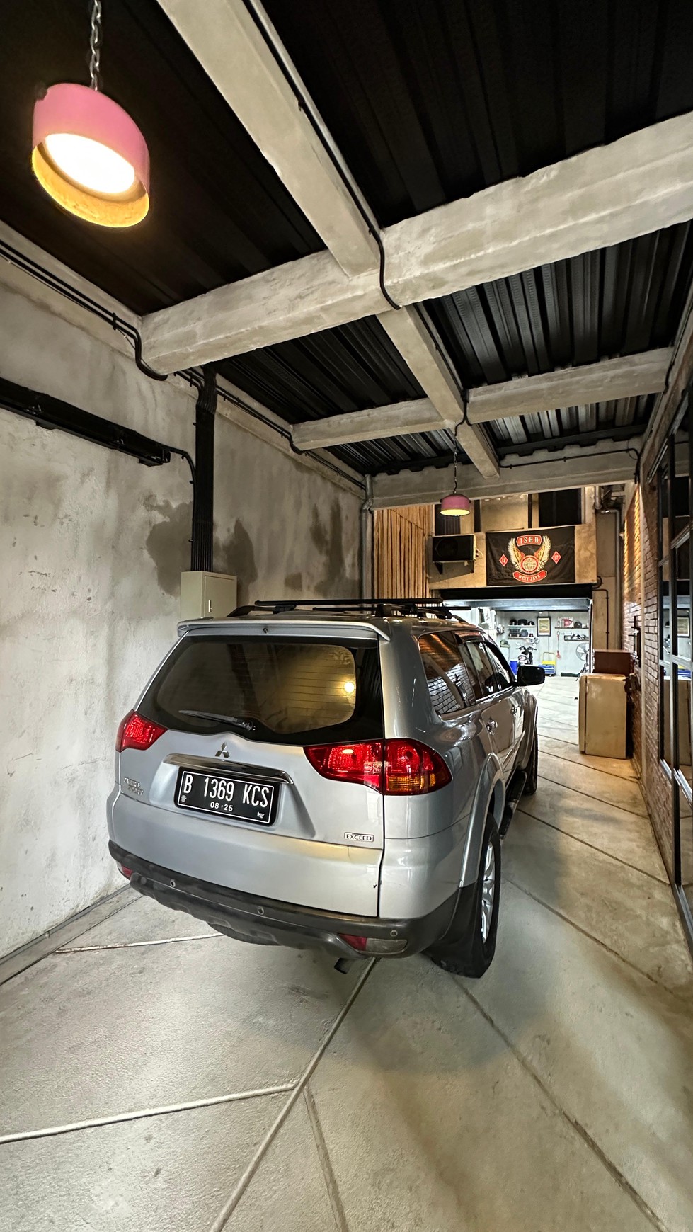 Rumah 2 lantai + RoofTop dengan konsep Industrial, di kawasan elite Setia budi jakarta selatan.