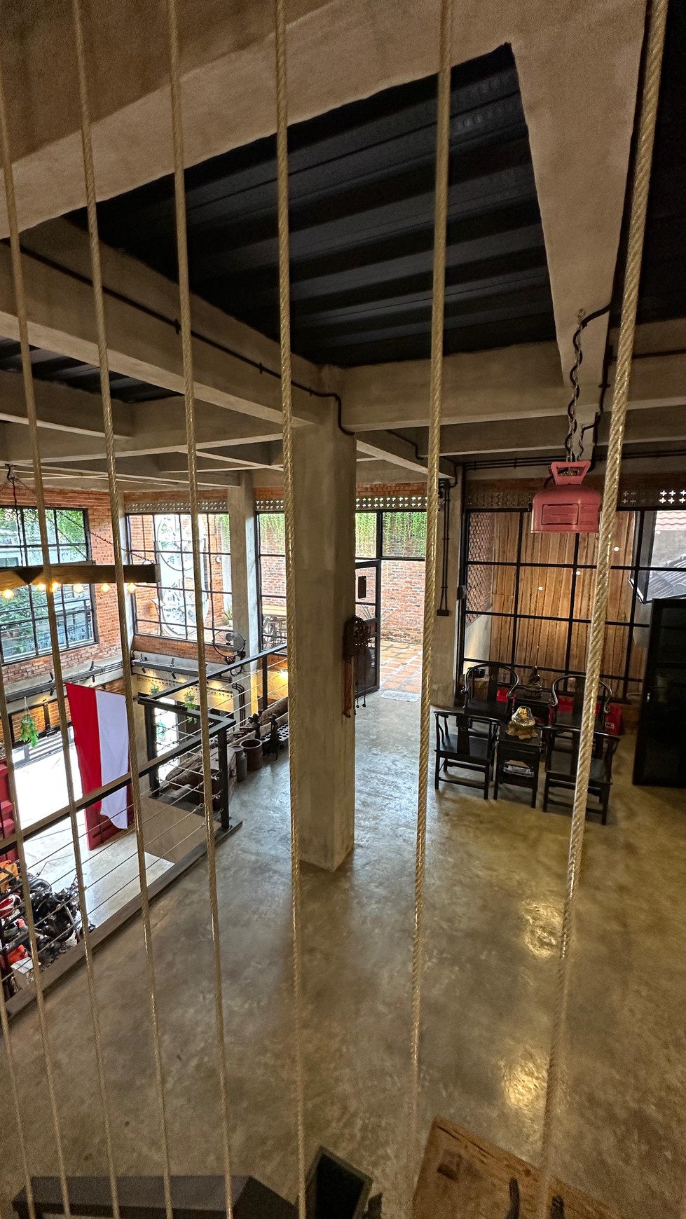 Rumah 2 lantai + RoofTop dengan konsep Industrial, di kawasan elite Setia budi jakarta selatan.
