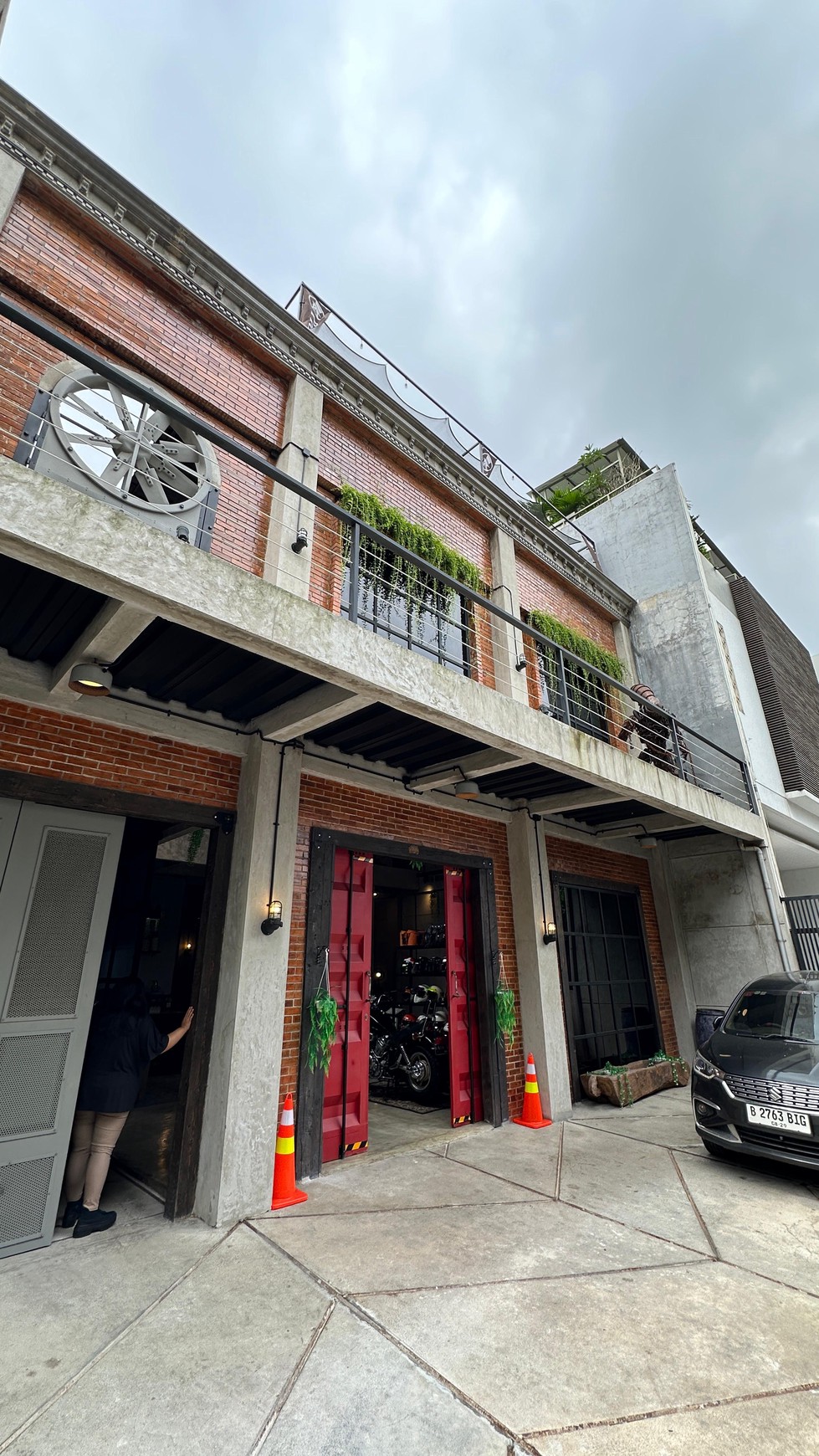 Rumah 2 lantai + RoofTop dengan konsep Industrial, di kawasan elite Setia budi jakarta selatan.