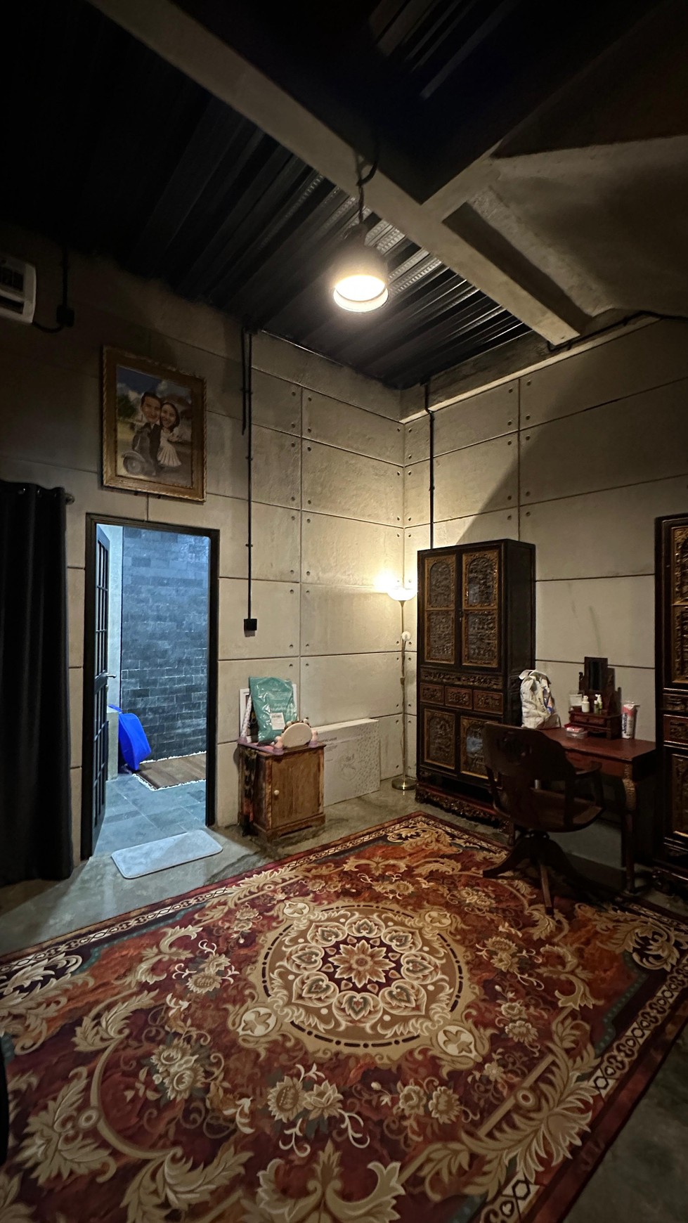 Rumah 2 lantai + RoofTop dengan konsep Industrial, di kawasan elite Setia budi jakarta selatan.