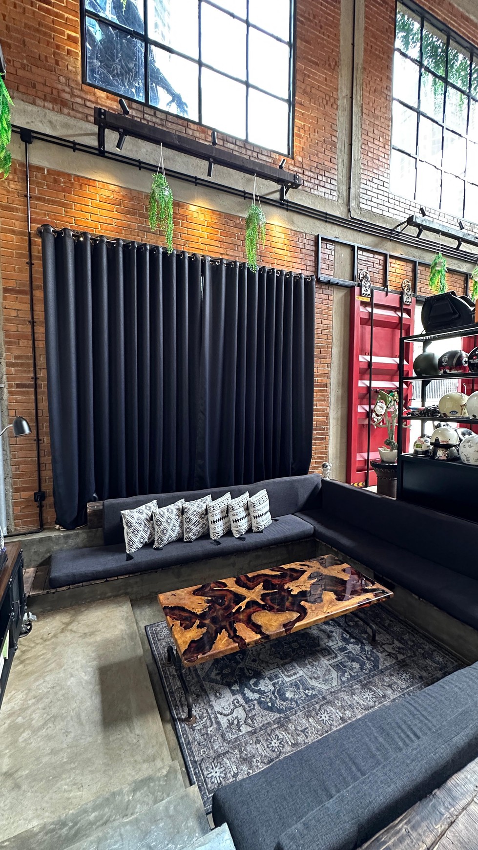 Rumah 2 lantai + RoofTop dengan konsep Industrial, di kawasan elite Setia budi jakarta selatan.