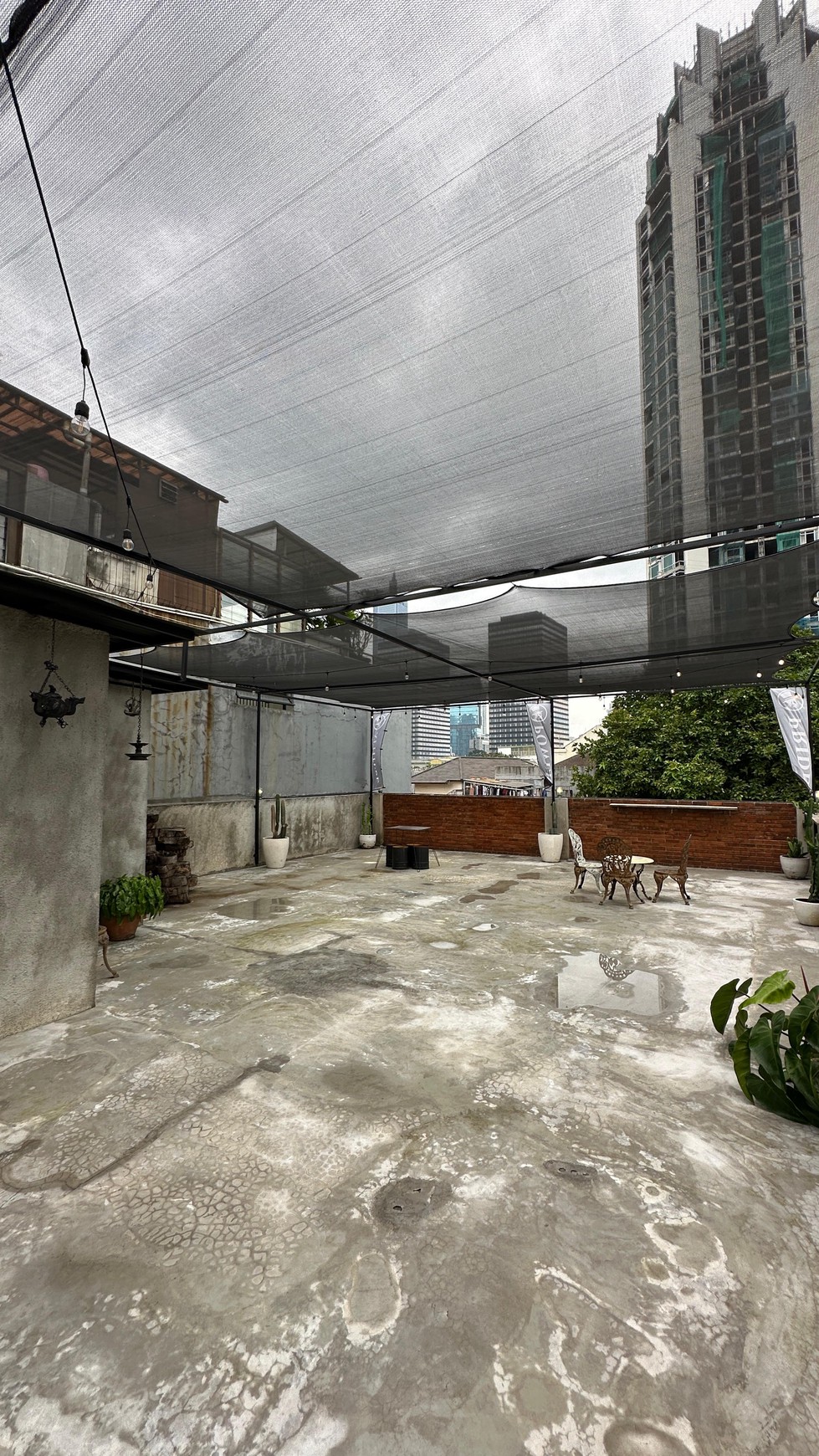 Rumah 2 lantai + RoofTop dengan konsep Industrial, di kawasan elite Setia budi jakarta selatan.